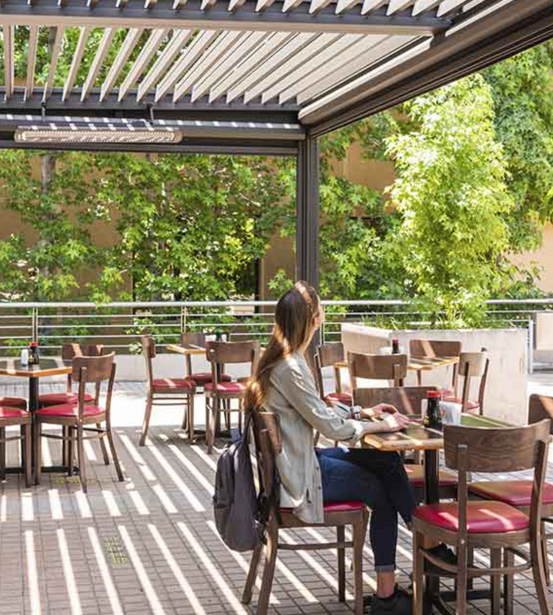 Pérgola bioclimática de aluminio para viviendas y pods comerciales