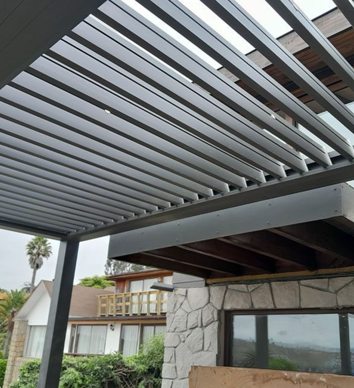 Pérgola bioclimática de aluminio para viviendas y pods comerciales