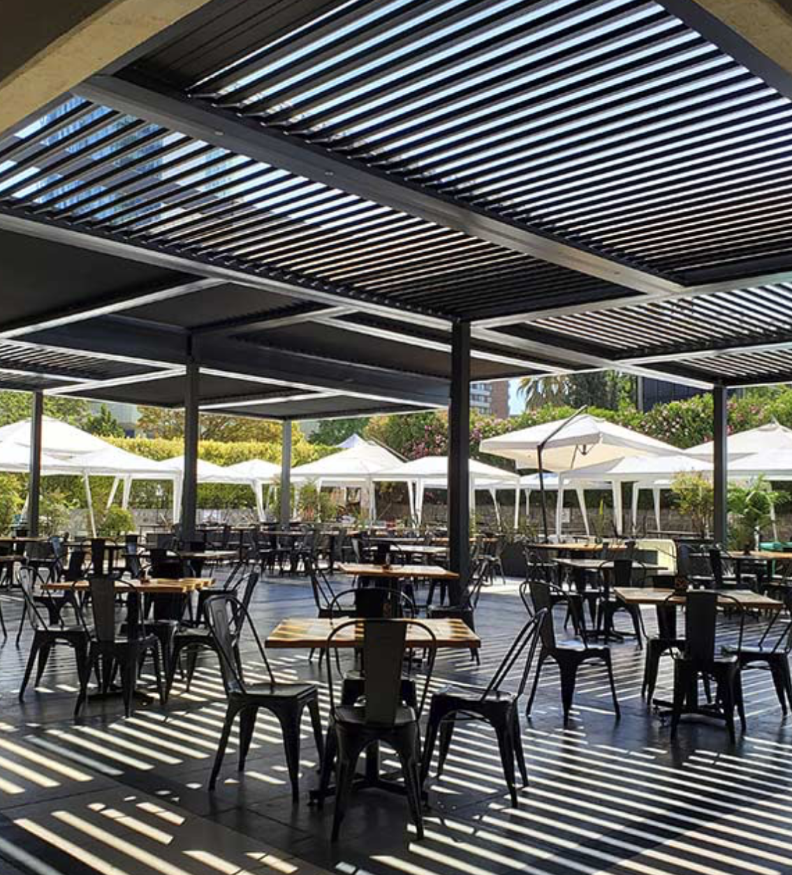 Pérgola bioclimática de aluminio para viviendas y pods comerciales