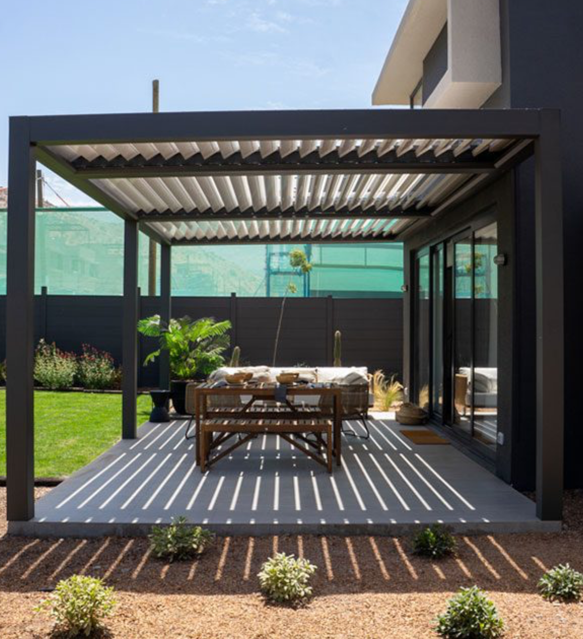 Pérgola bioclimática de aluminio para viviendas y pods comerciales