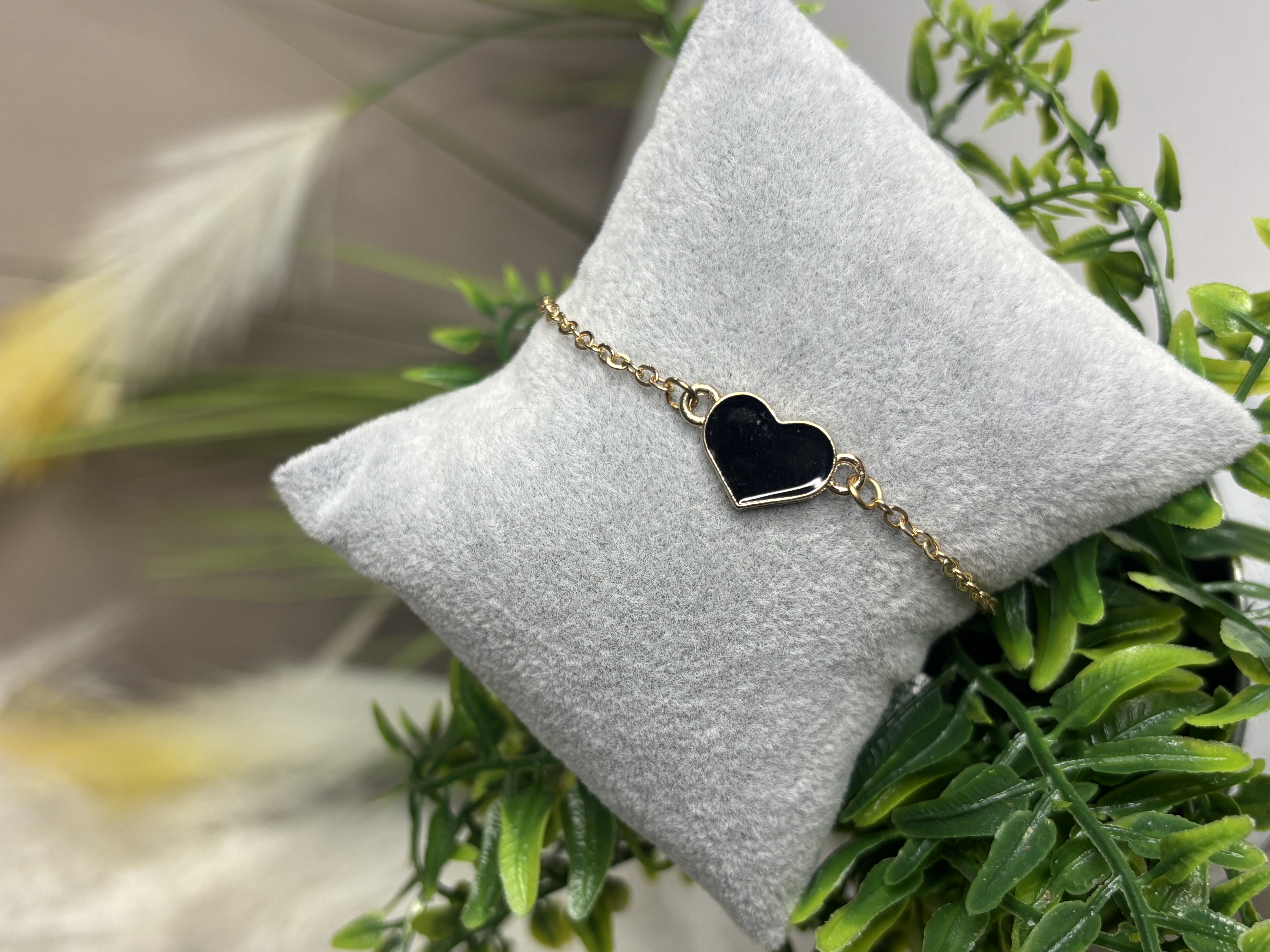 Auksinė apyrankė su juoda širdimi