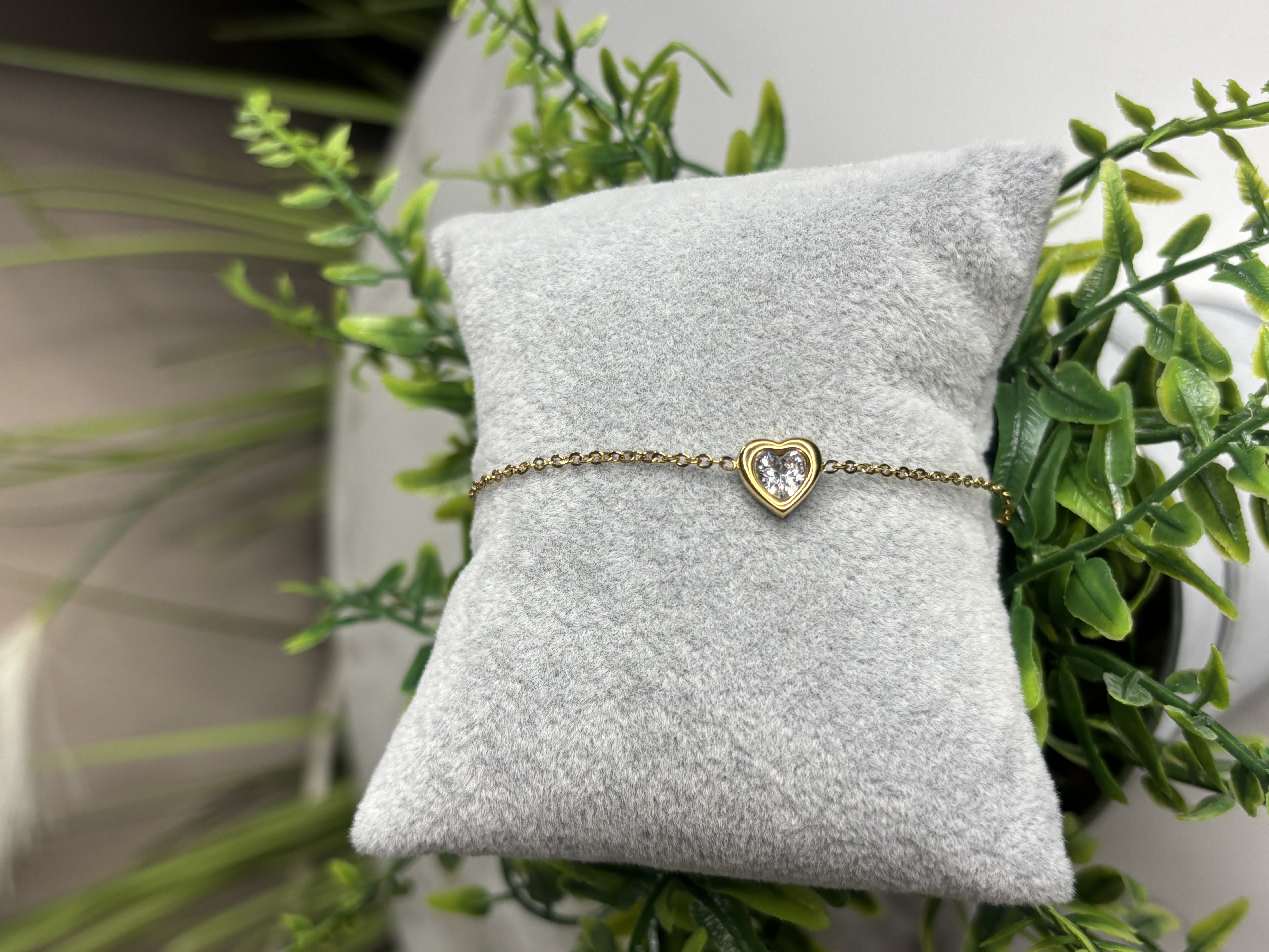 Auksinė apyrankė su širdelės formos pakabuku