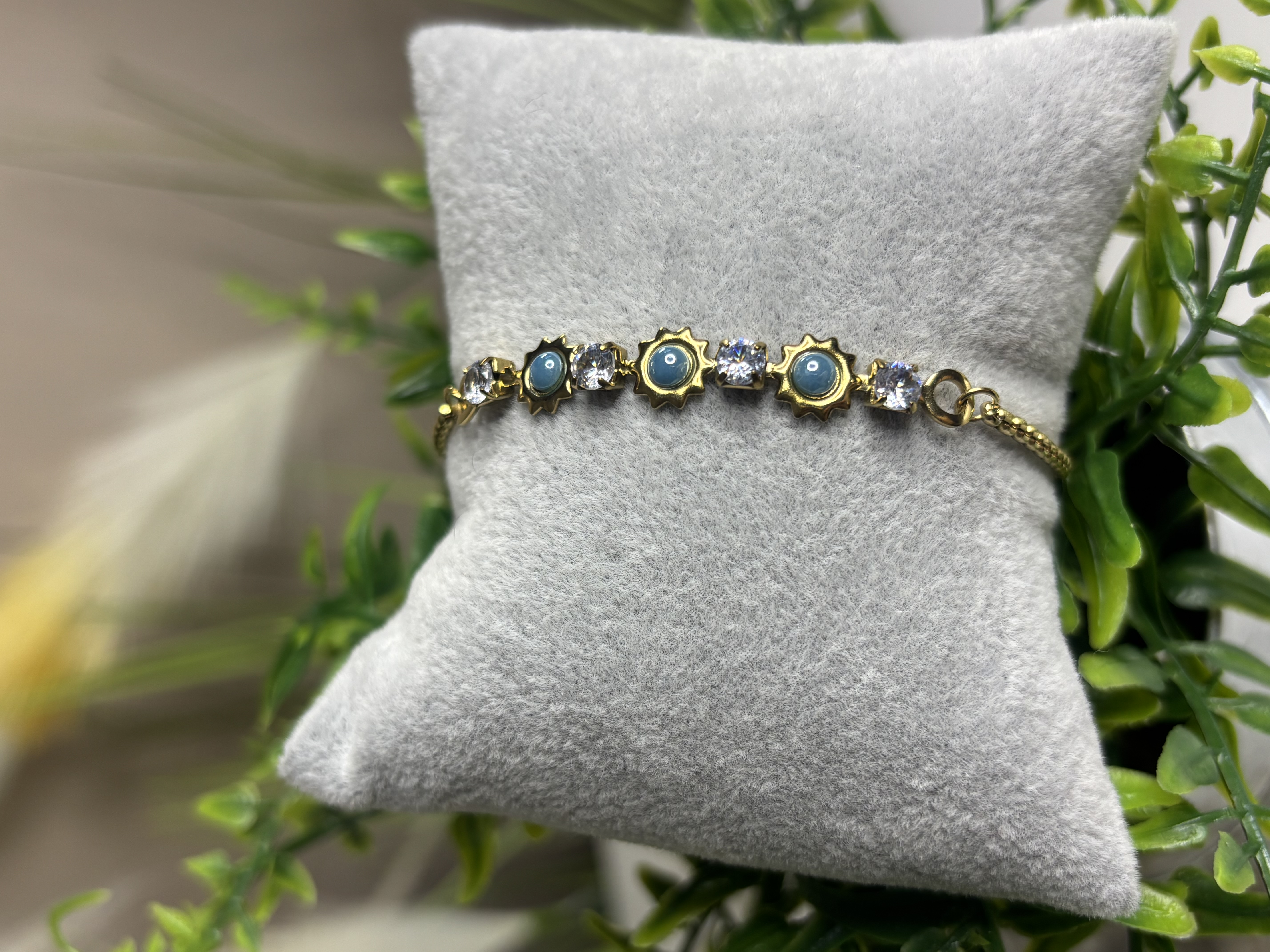 Auksinė apyrankė su akmenimis