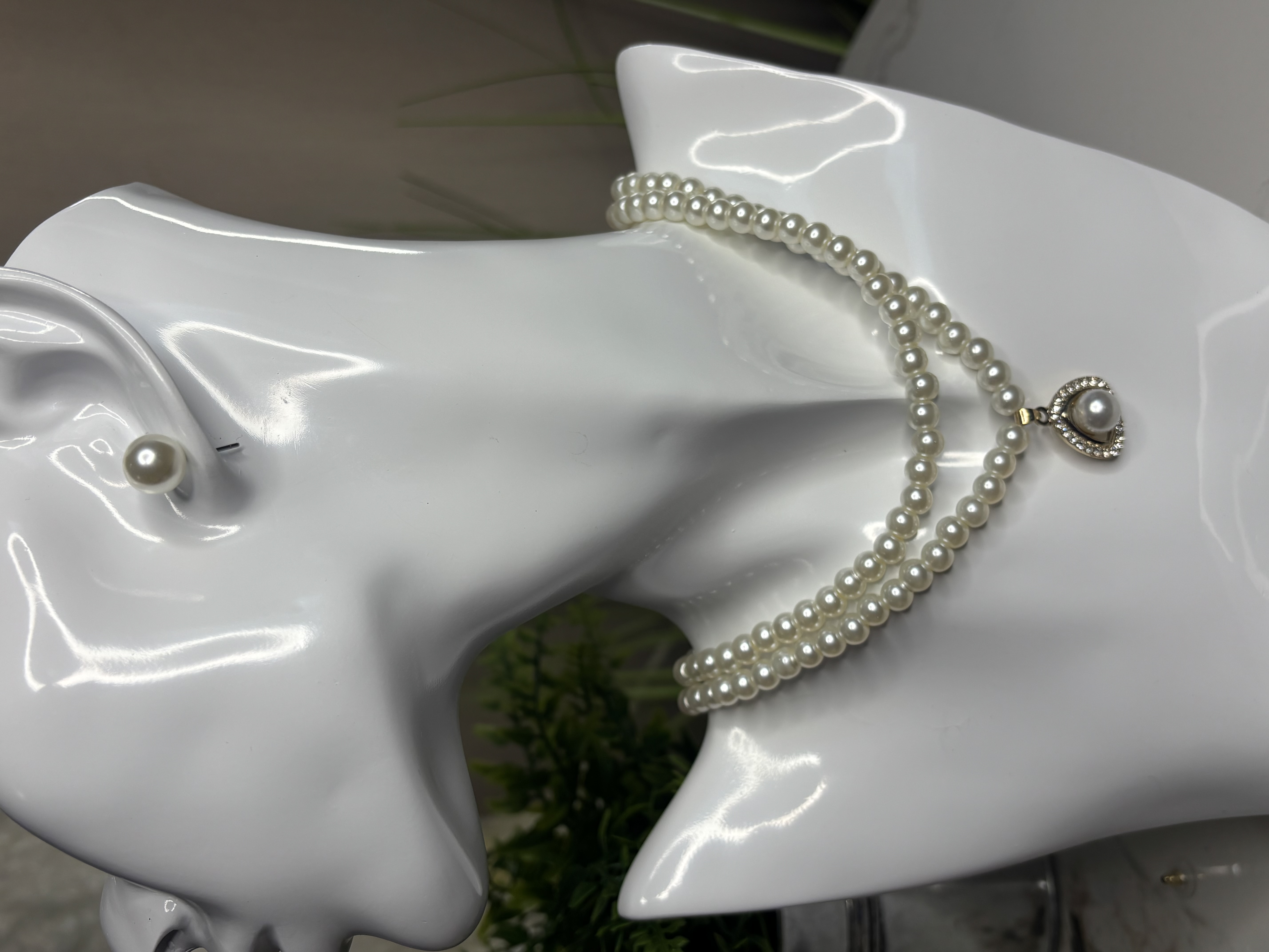 Perlų vėrinys ir auskarai