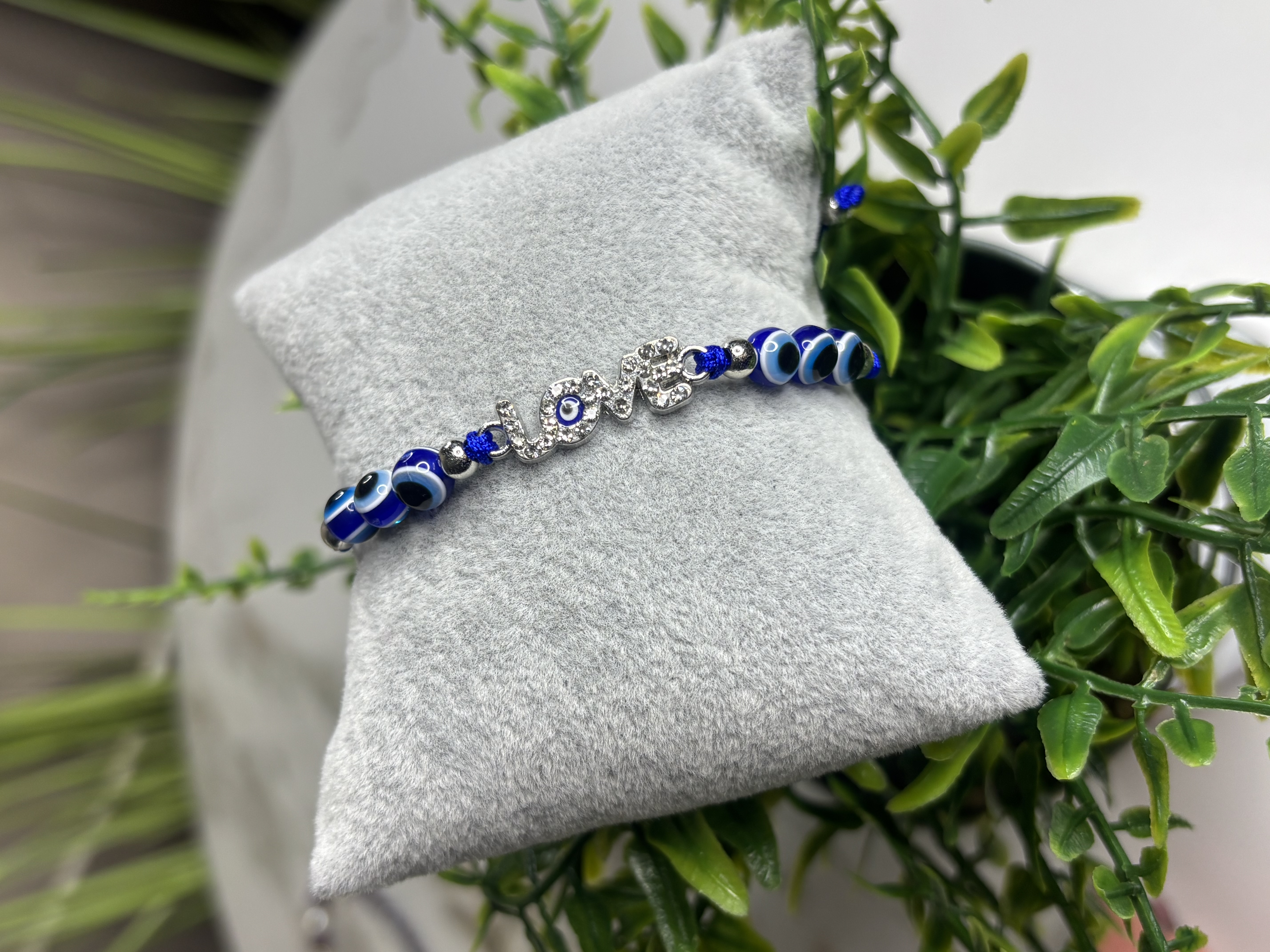 Apyrankė su užrašu 'LOVE'