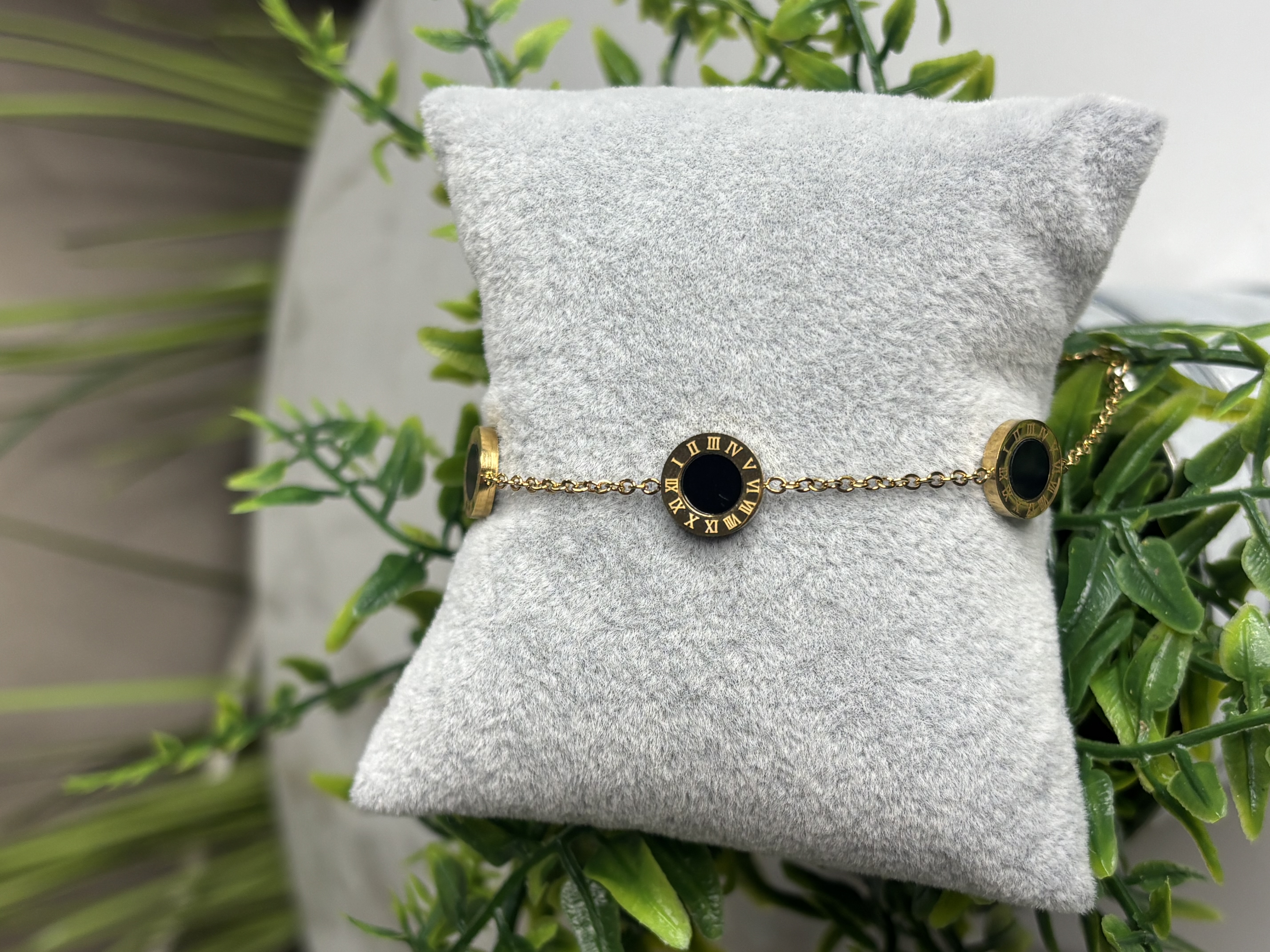 Auksinė apyrankė su juodais akcentais