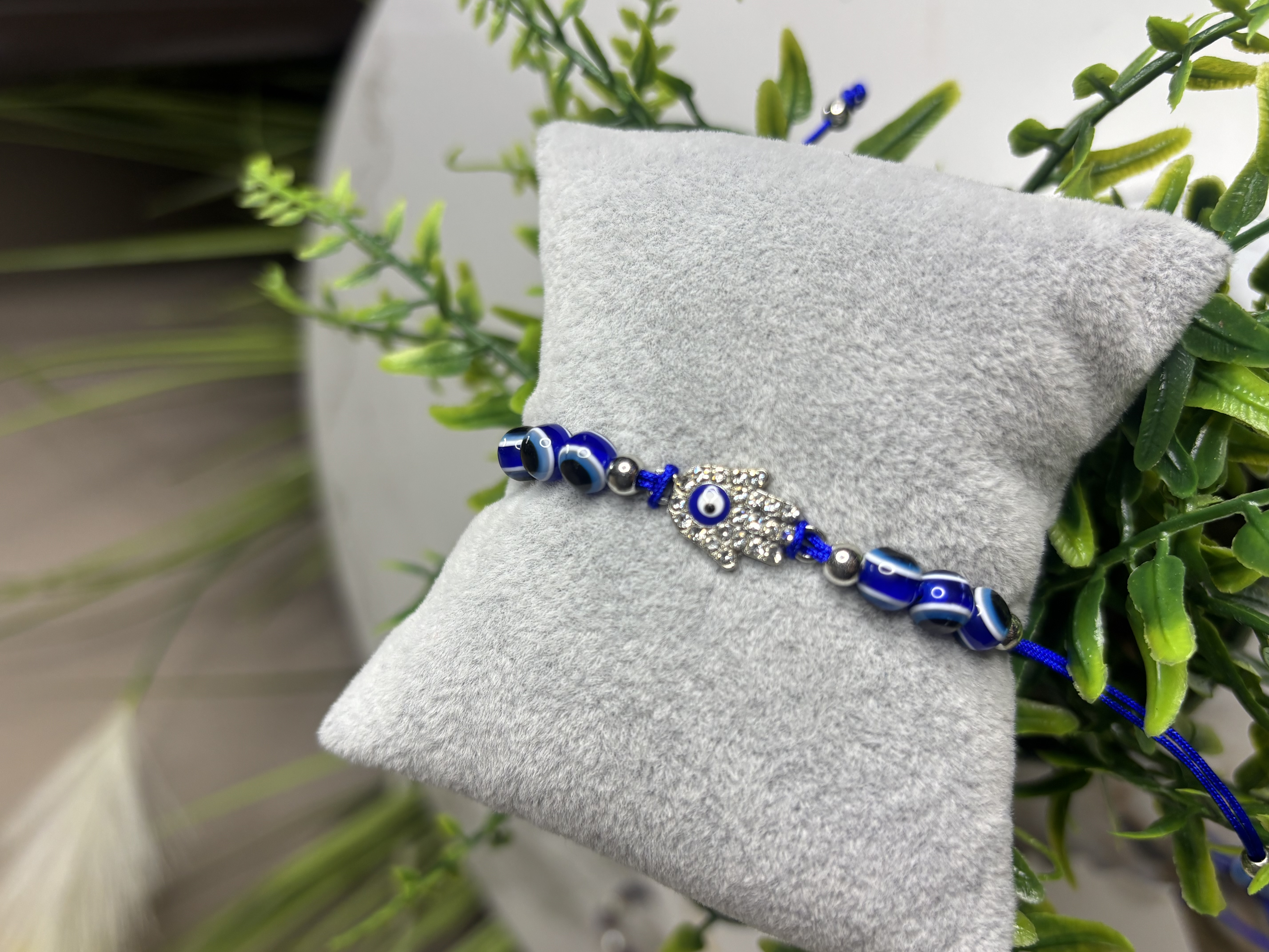 Rankų darbo apyrankė su mėlyna akimi