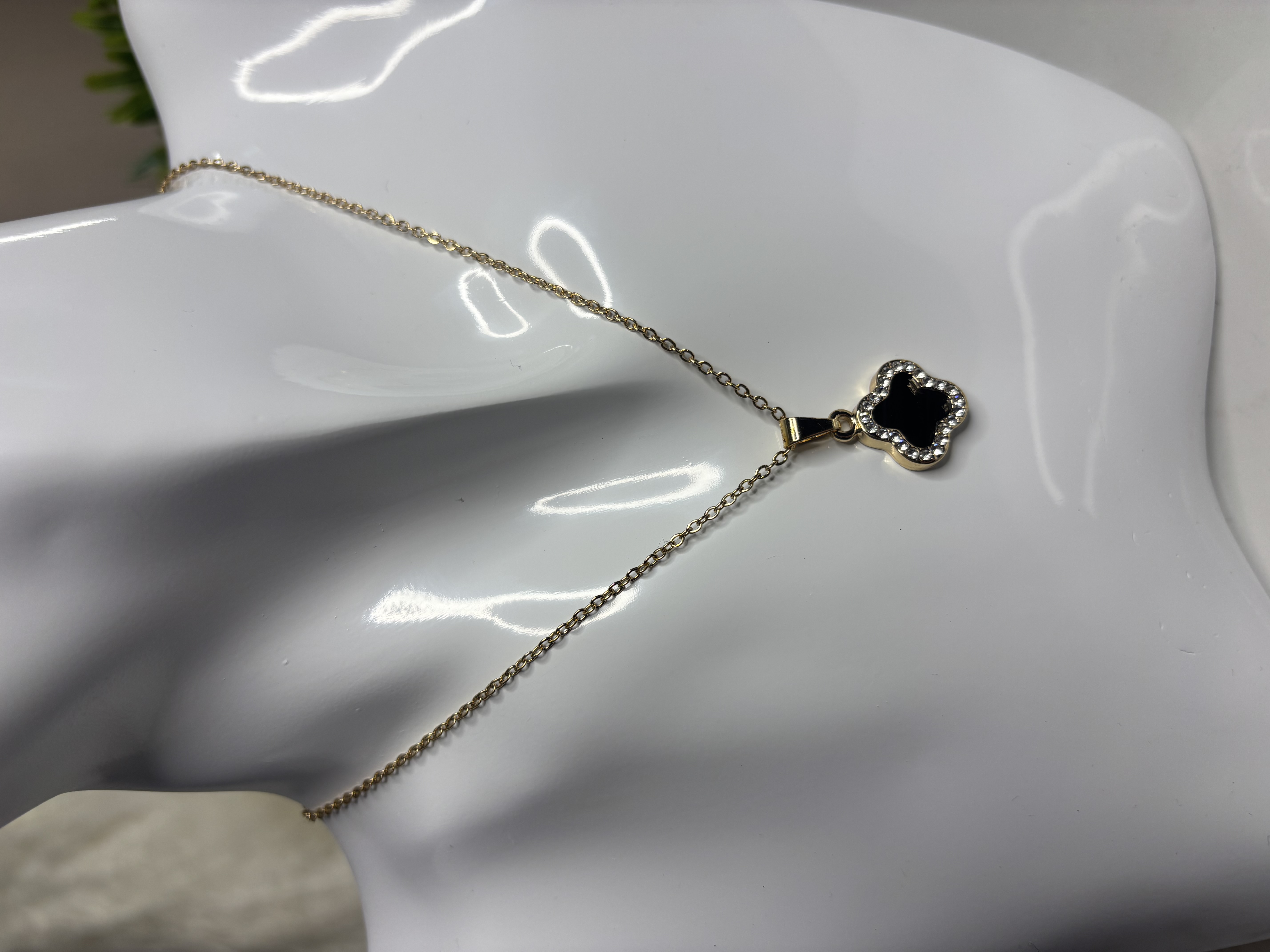 Auksinė grandinėlė su juodu pakabuku