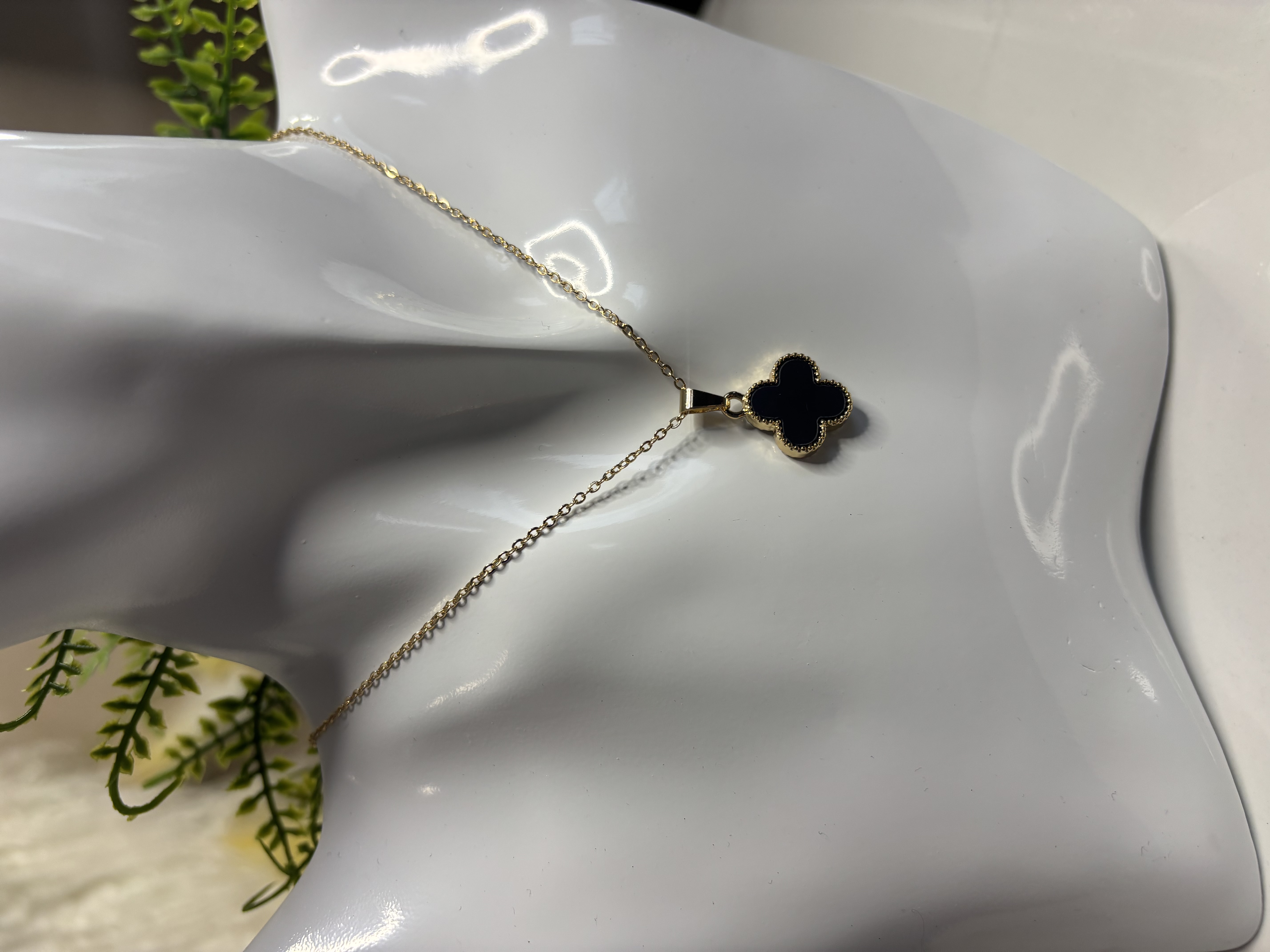 Auksinė grandinėlė su juodu dobilu