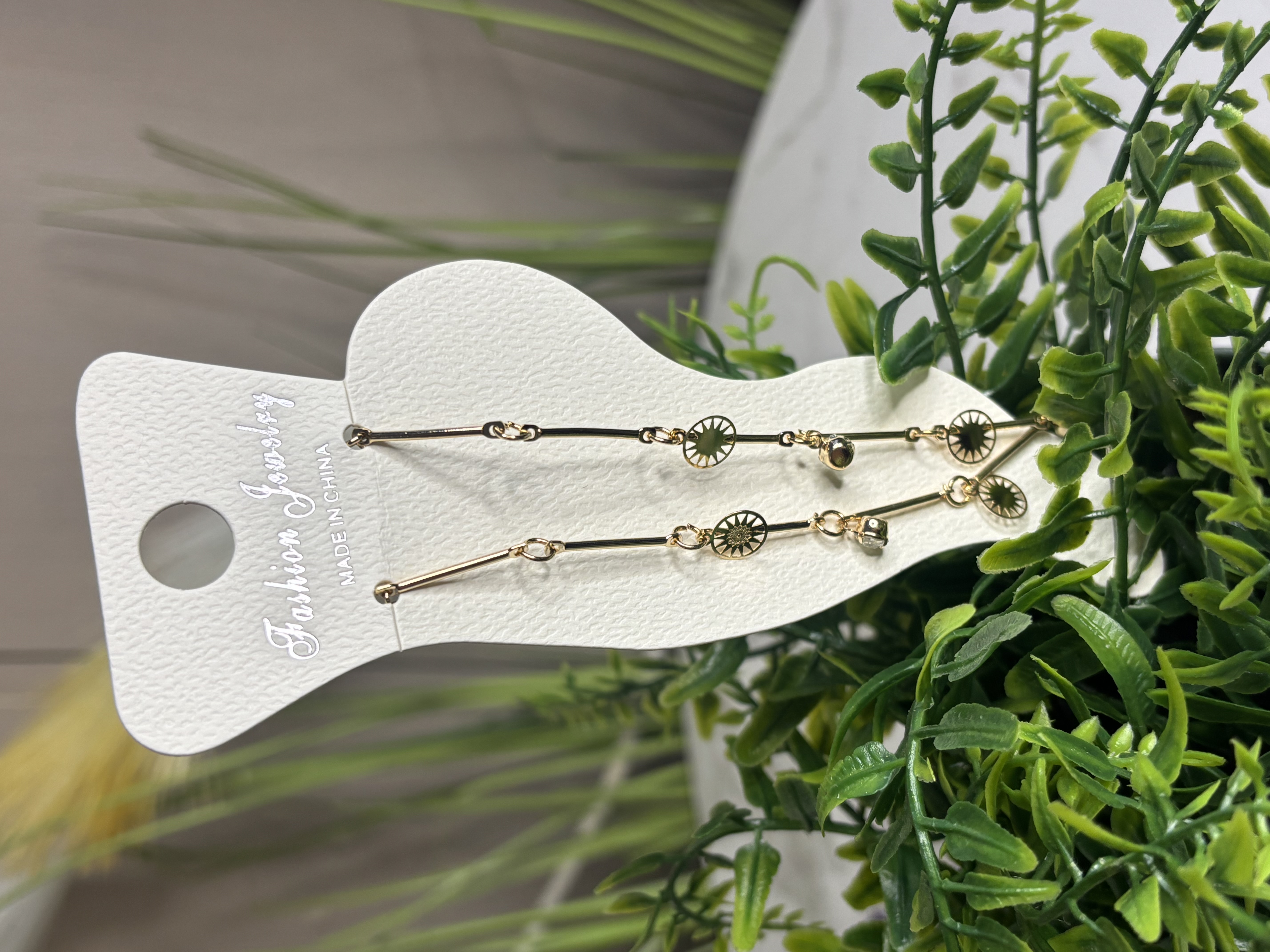 Auksinės spalvos grandinele ant koju