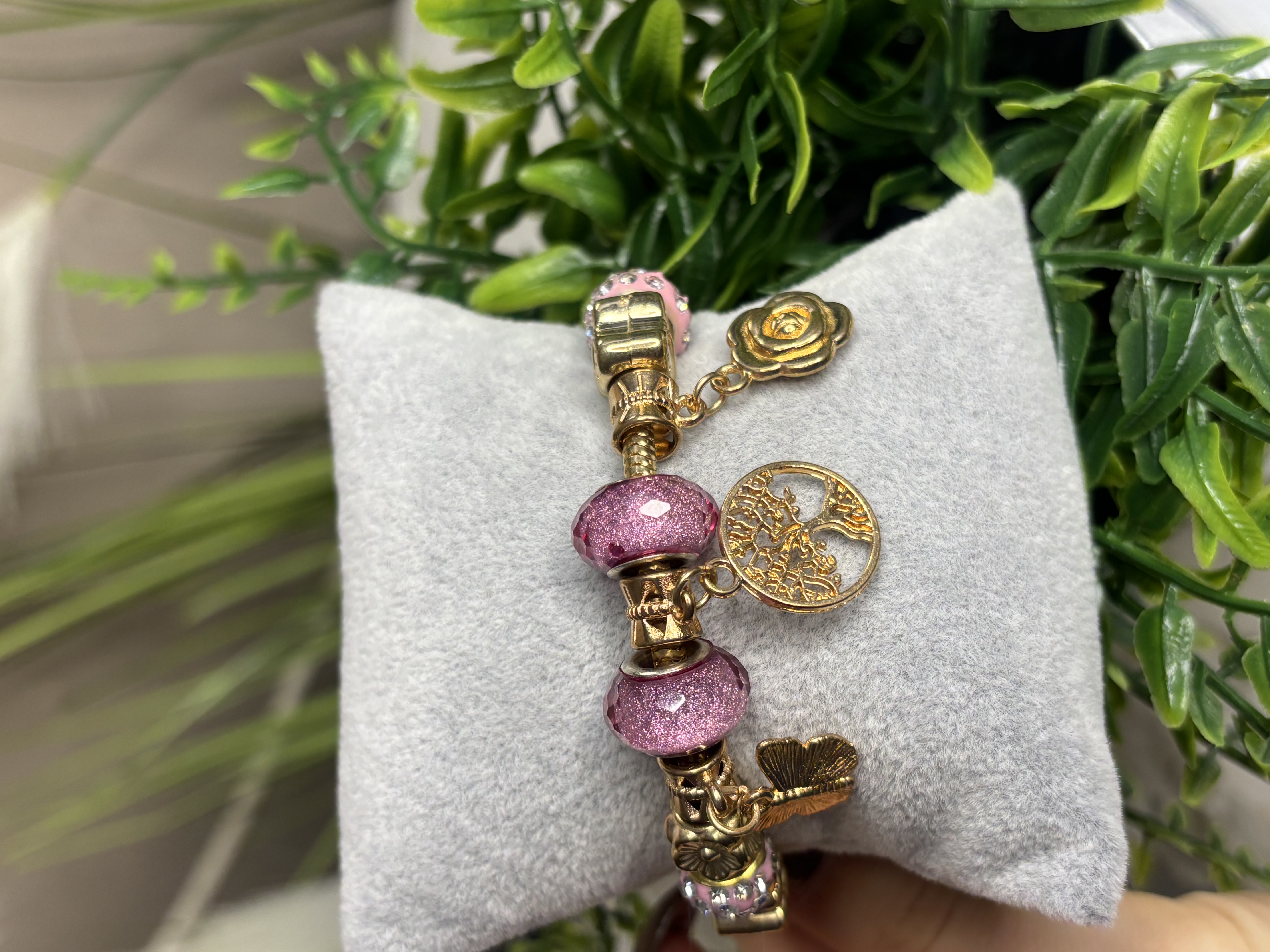 Auksinė apyrankė su rožiniais karoliukais