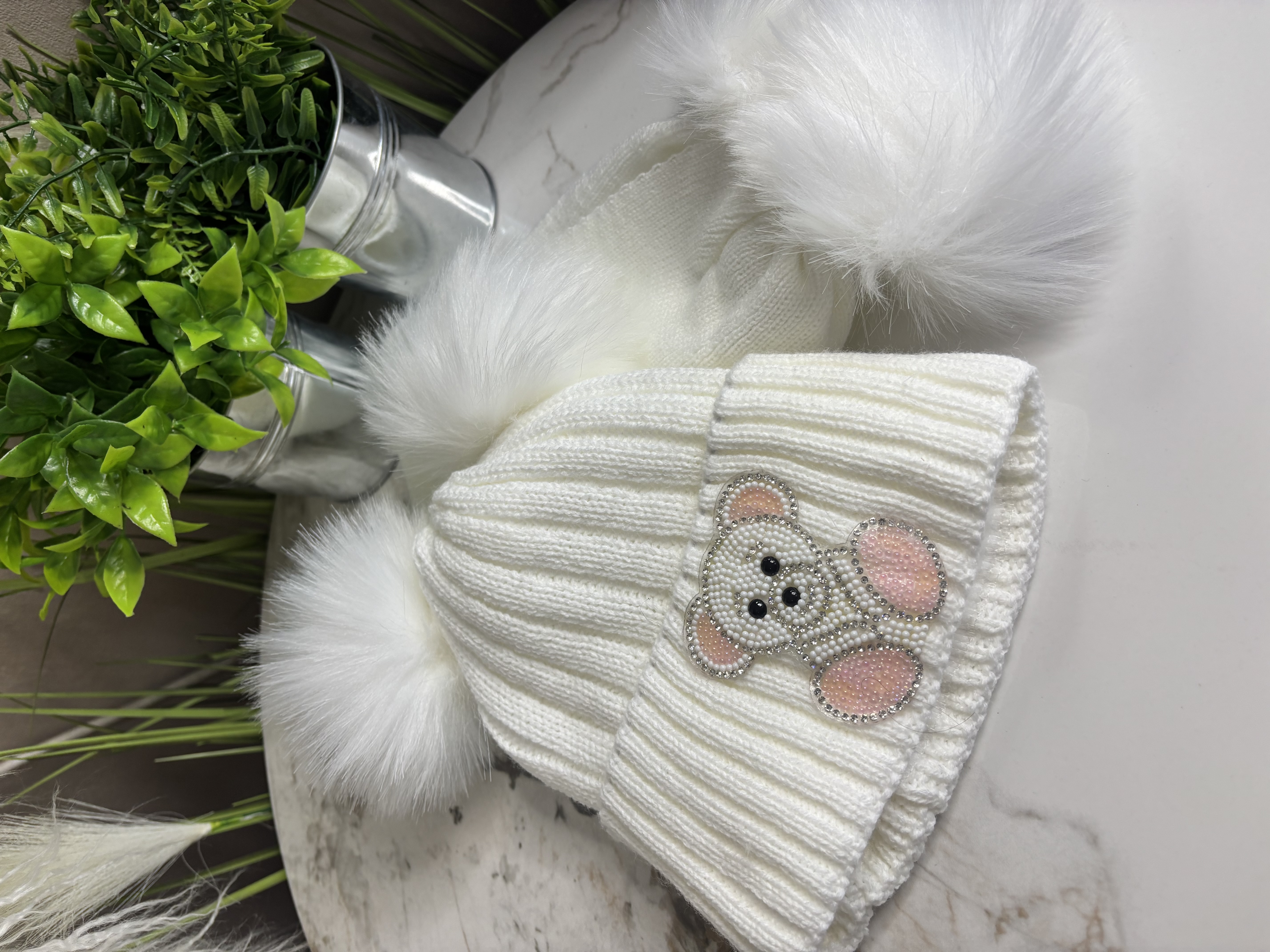 Balta vaikų žieminė kepurė su šaliku