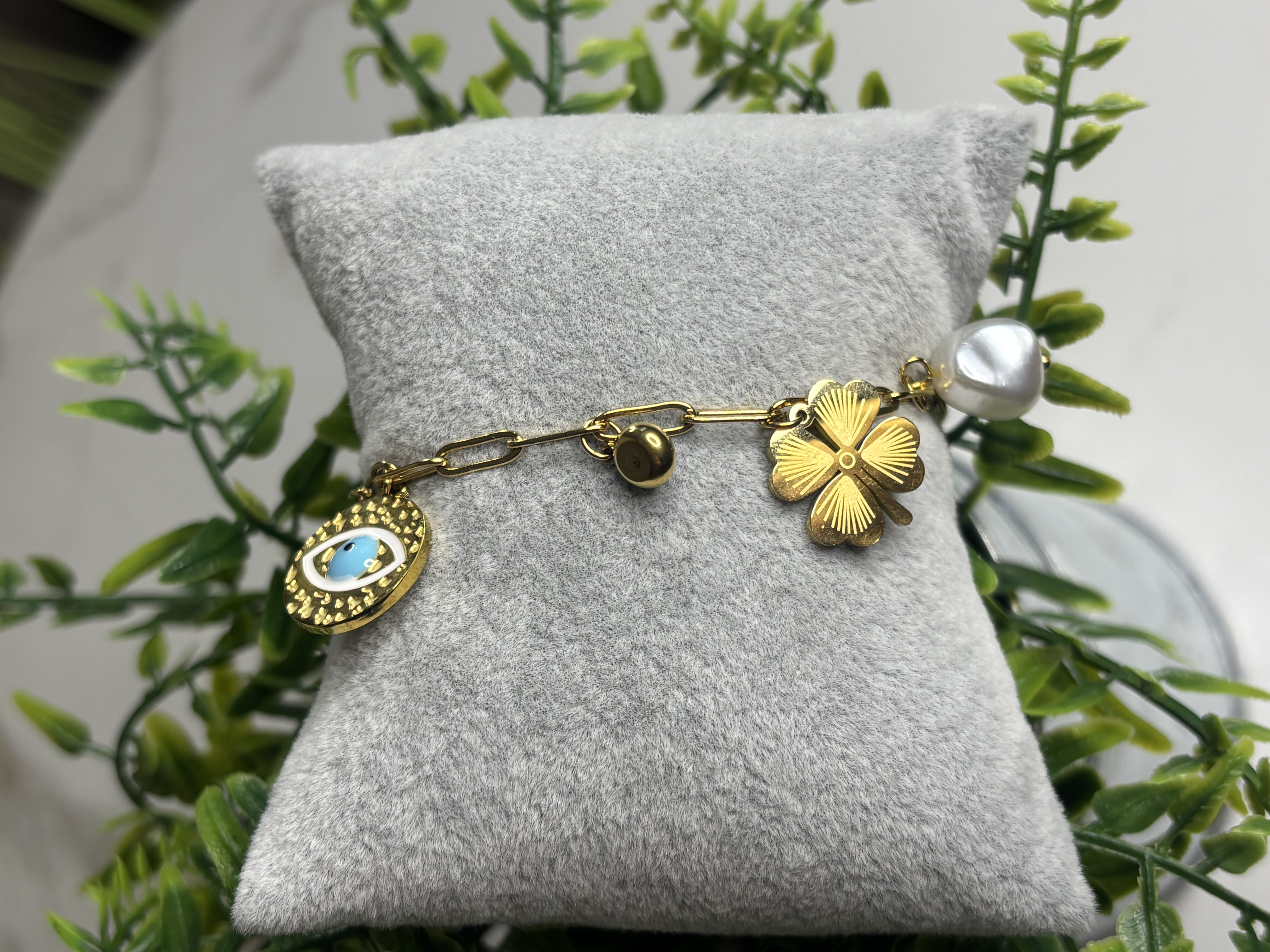 Auksinė apyrankė su pakabukais