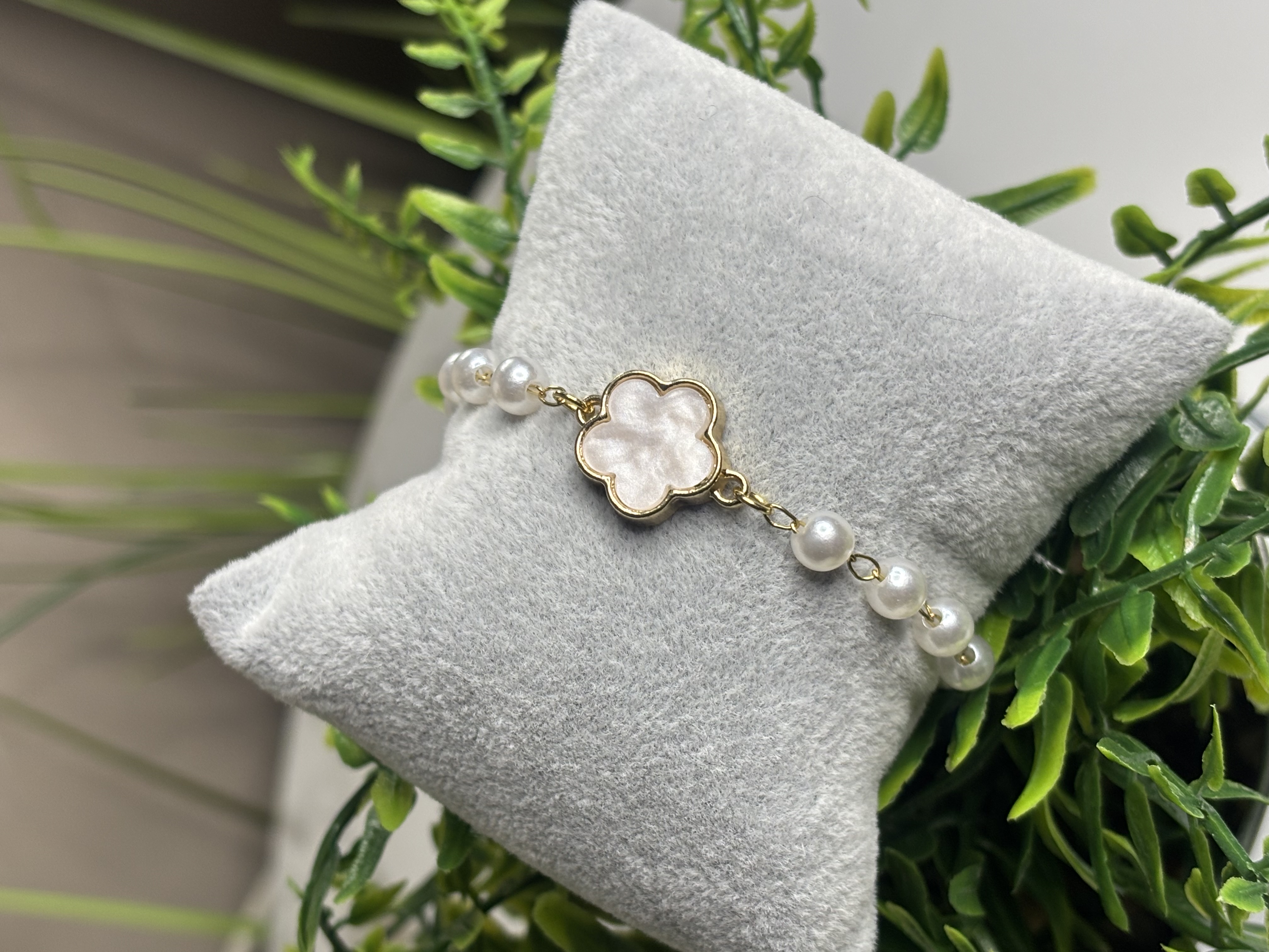 Auksinė apyrankė su perlais