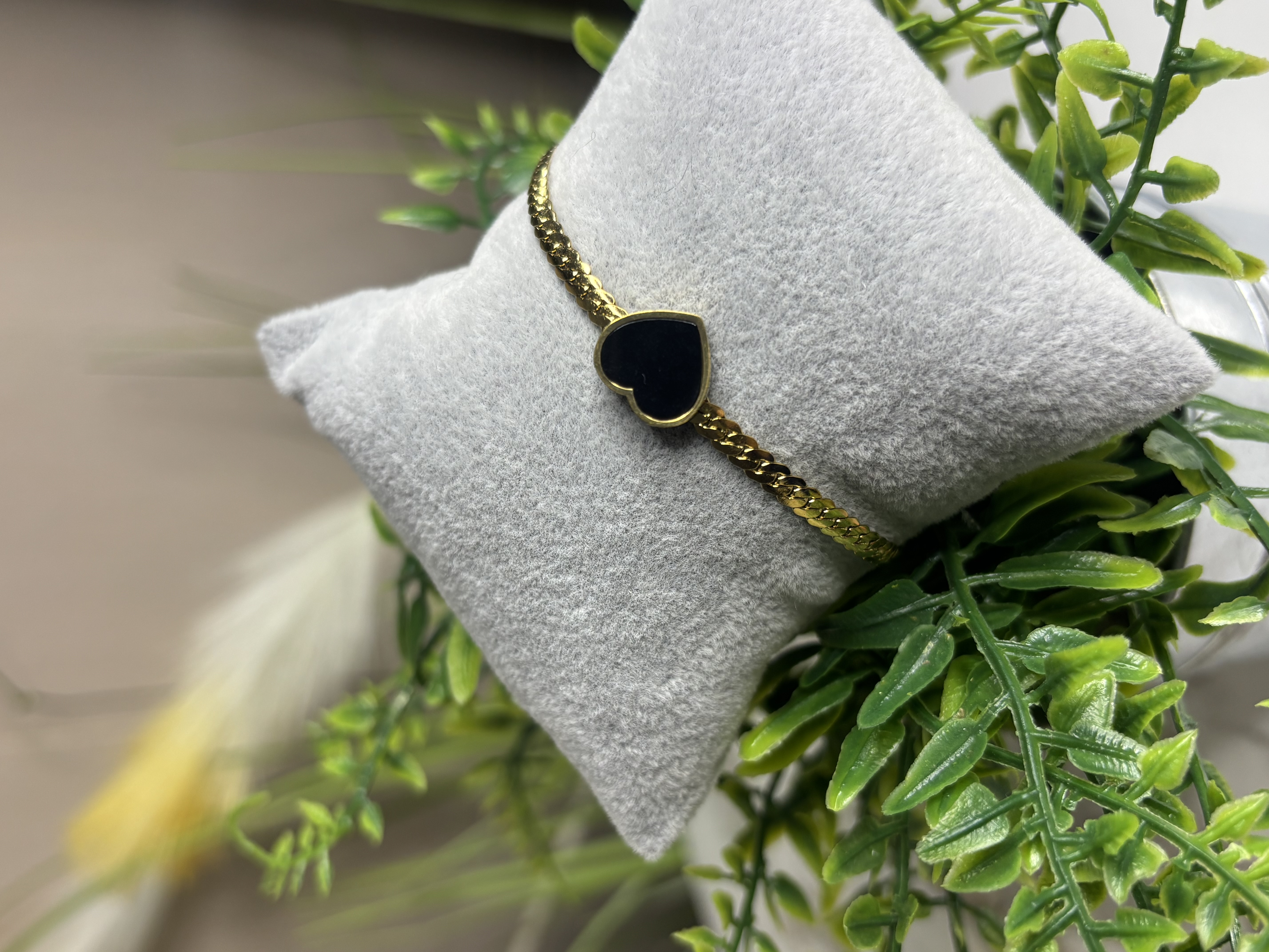 Auksinė apyrankė su širdelės formos pakabuku