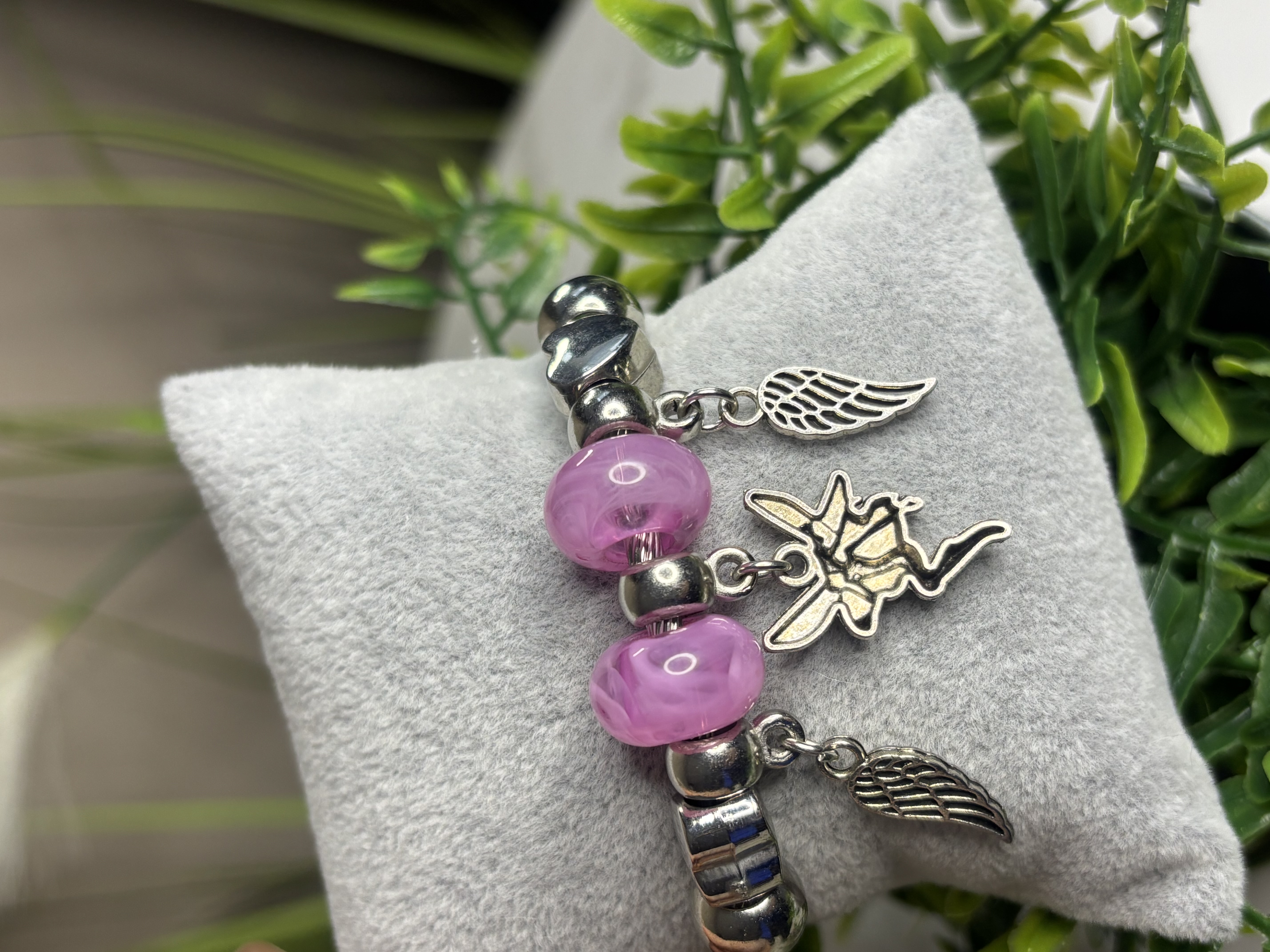 Apyrankė su rožiniais karoliukais ir angelo pakabuku