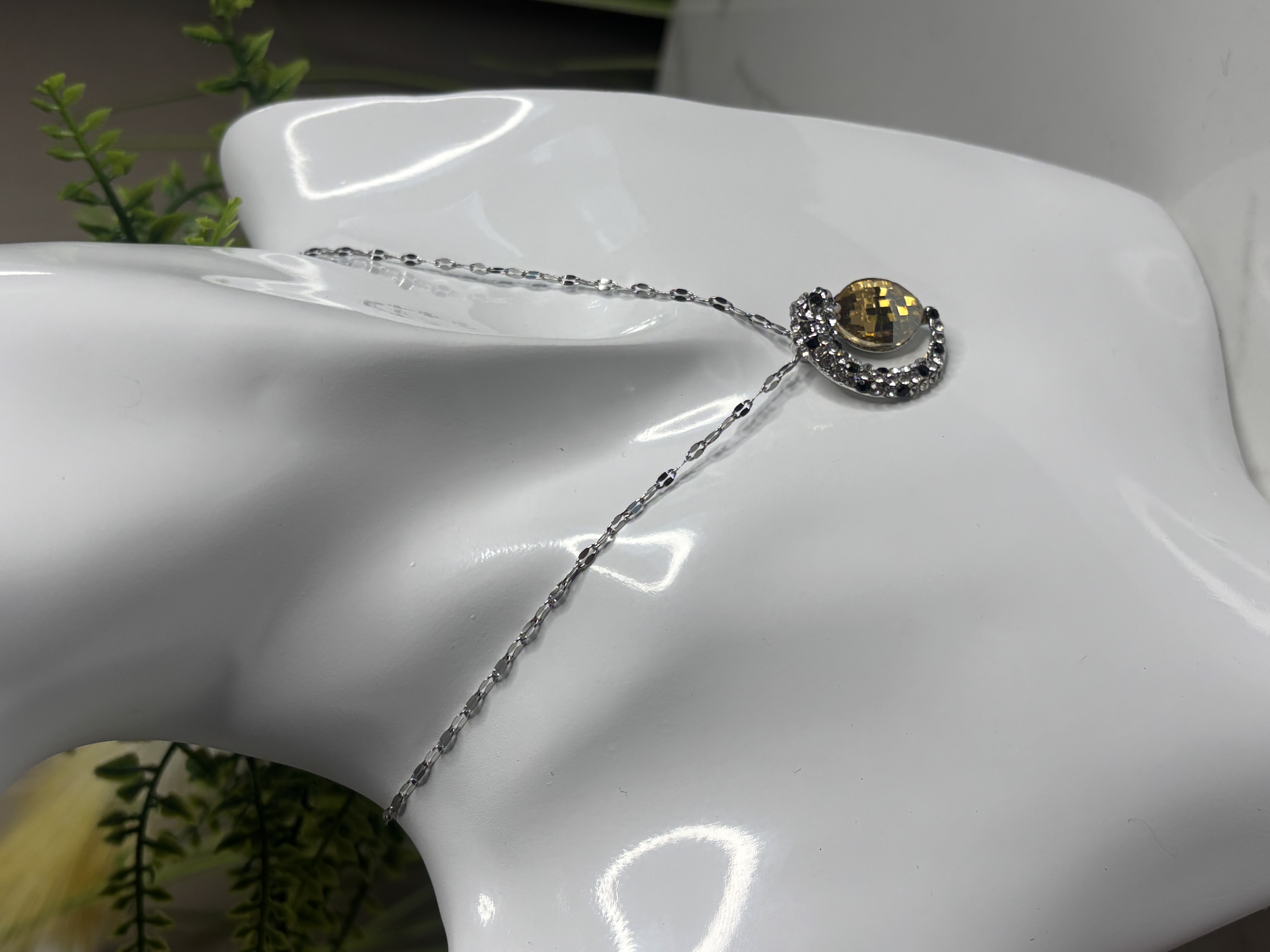 Sidabrinis kaklo papuošalas su geltonu akmeniu