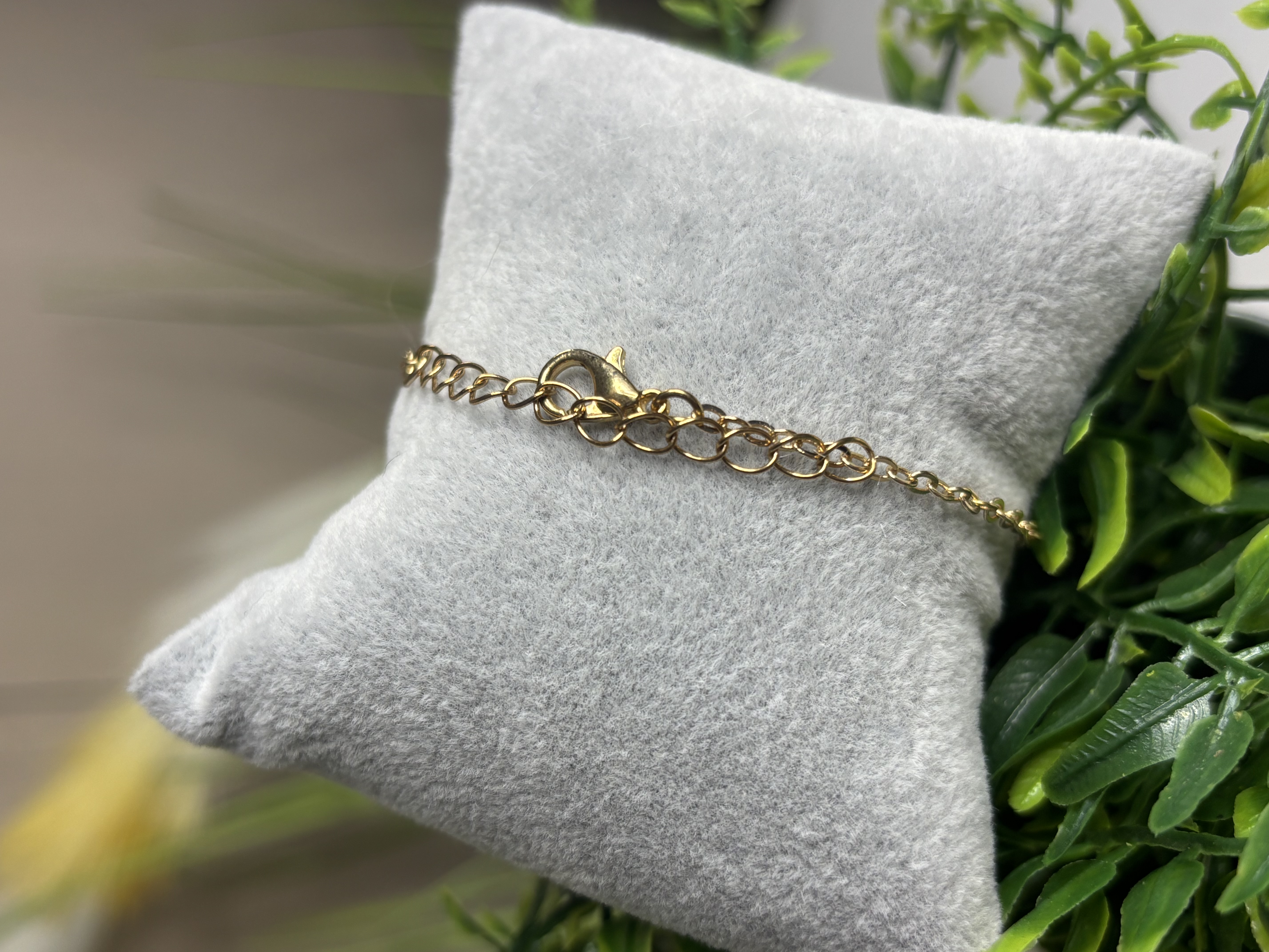 Auksinė apyrankė su juoda širdimi