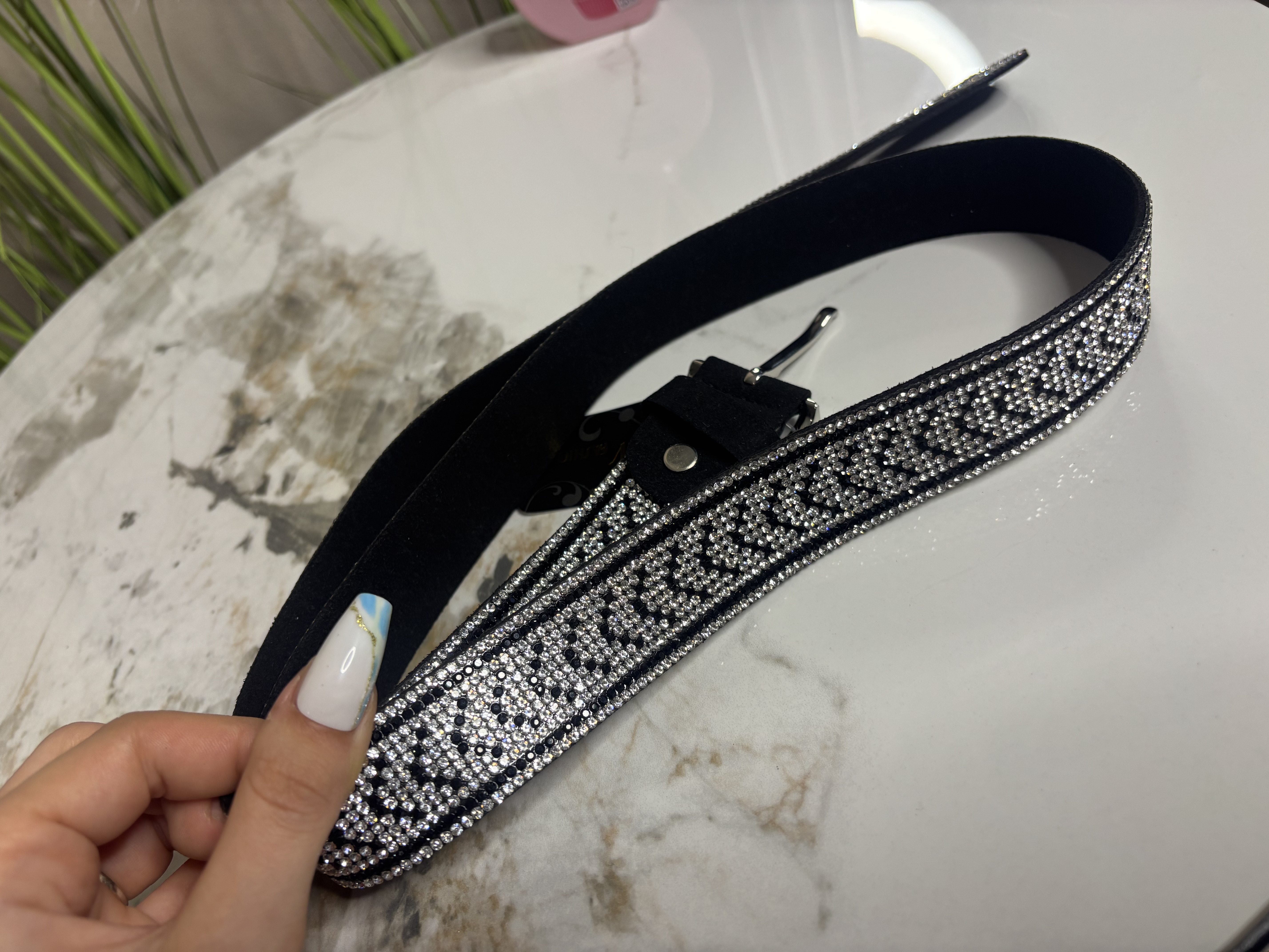 Juodas blizgus diržas