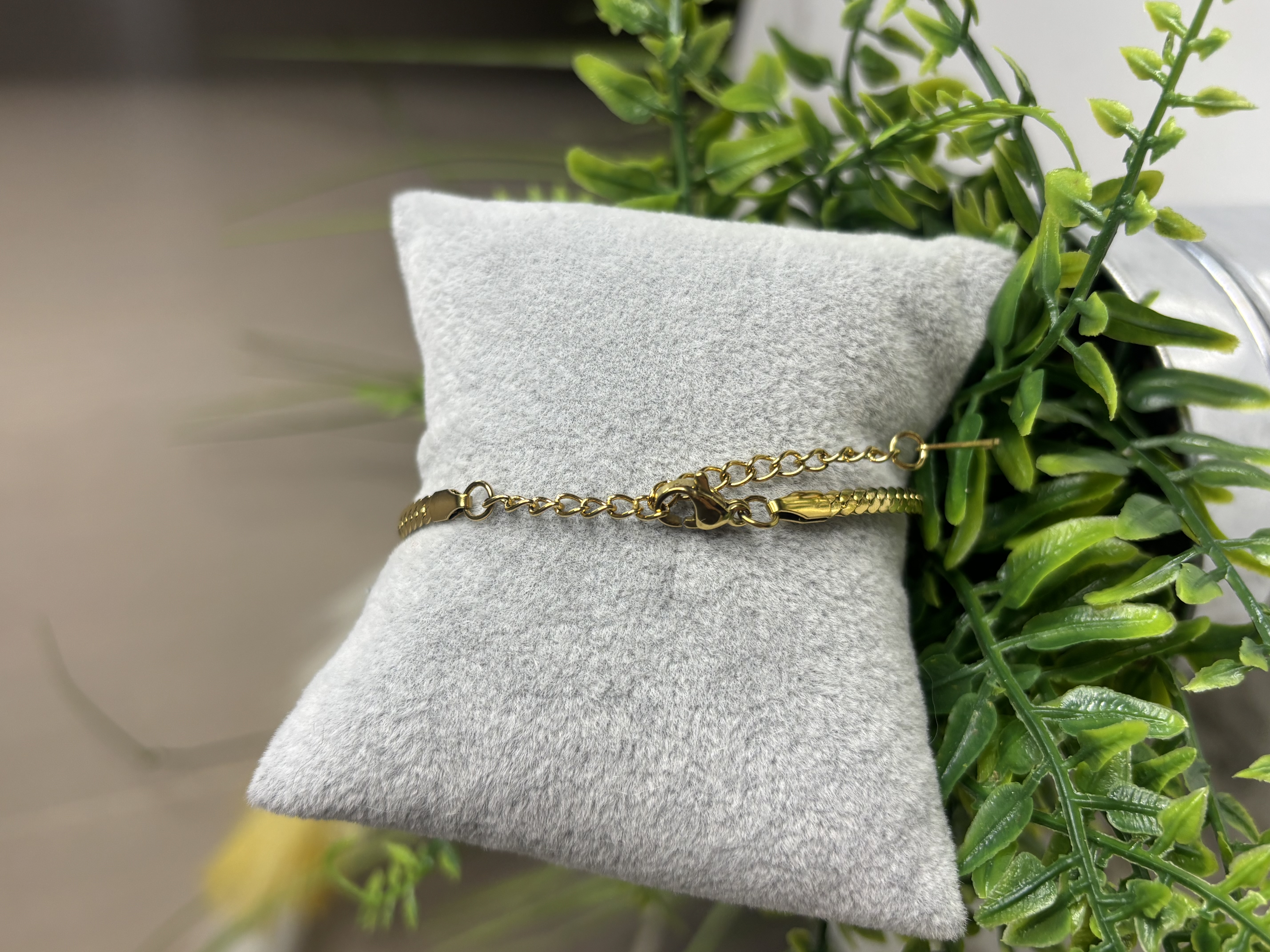 Auksinė apyrankė su juoda širdimi