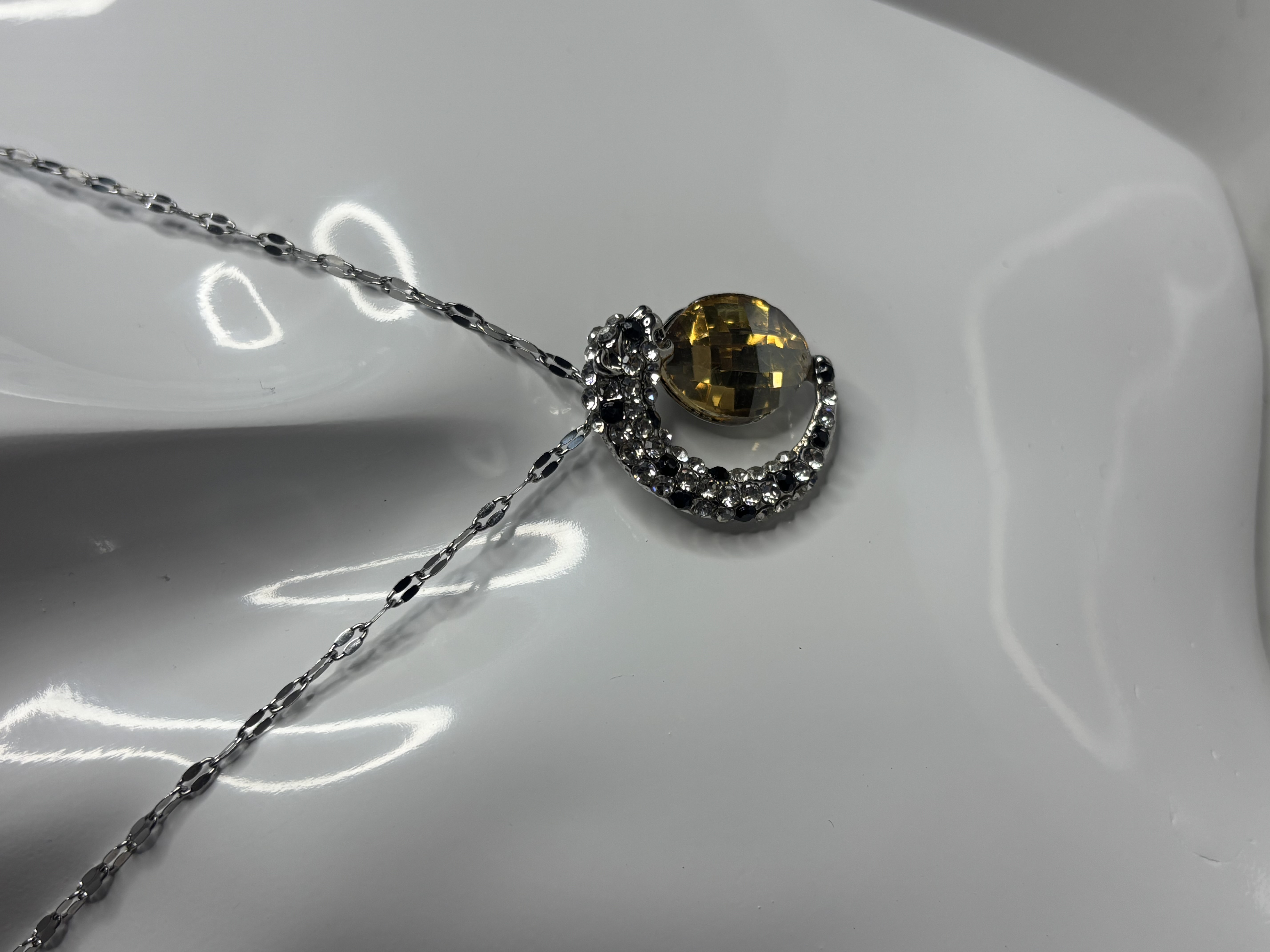 Sidabrinis kaklo papuošalas su geltonu akmeniu