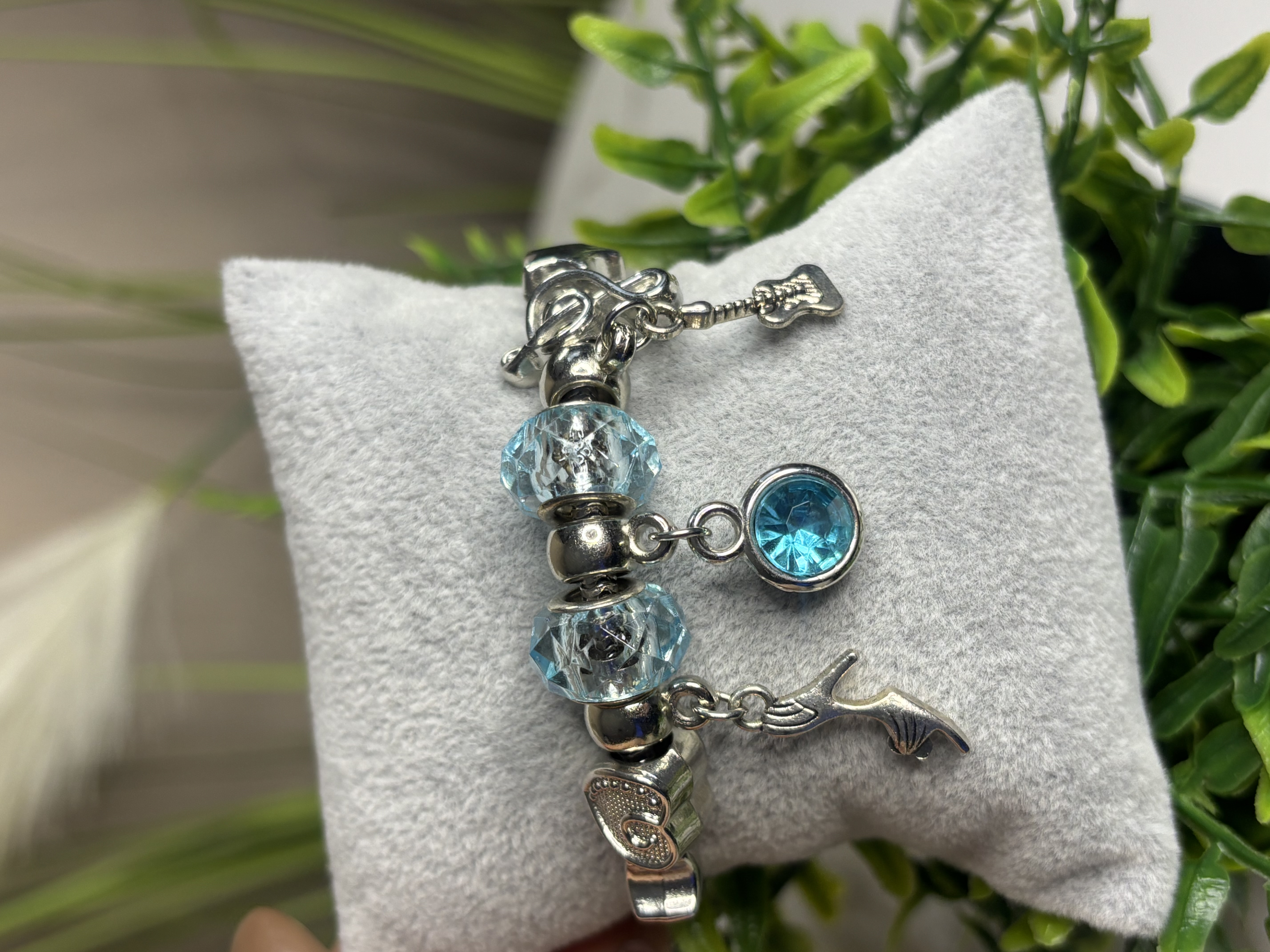 Sidabrinė apyrankė su kristalais