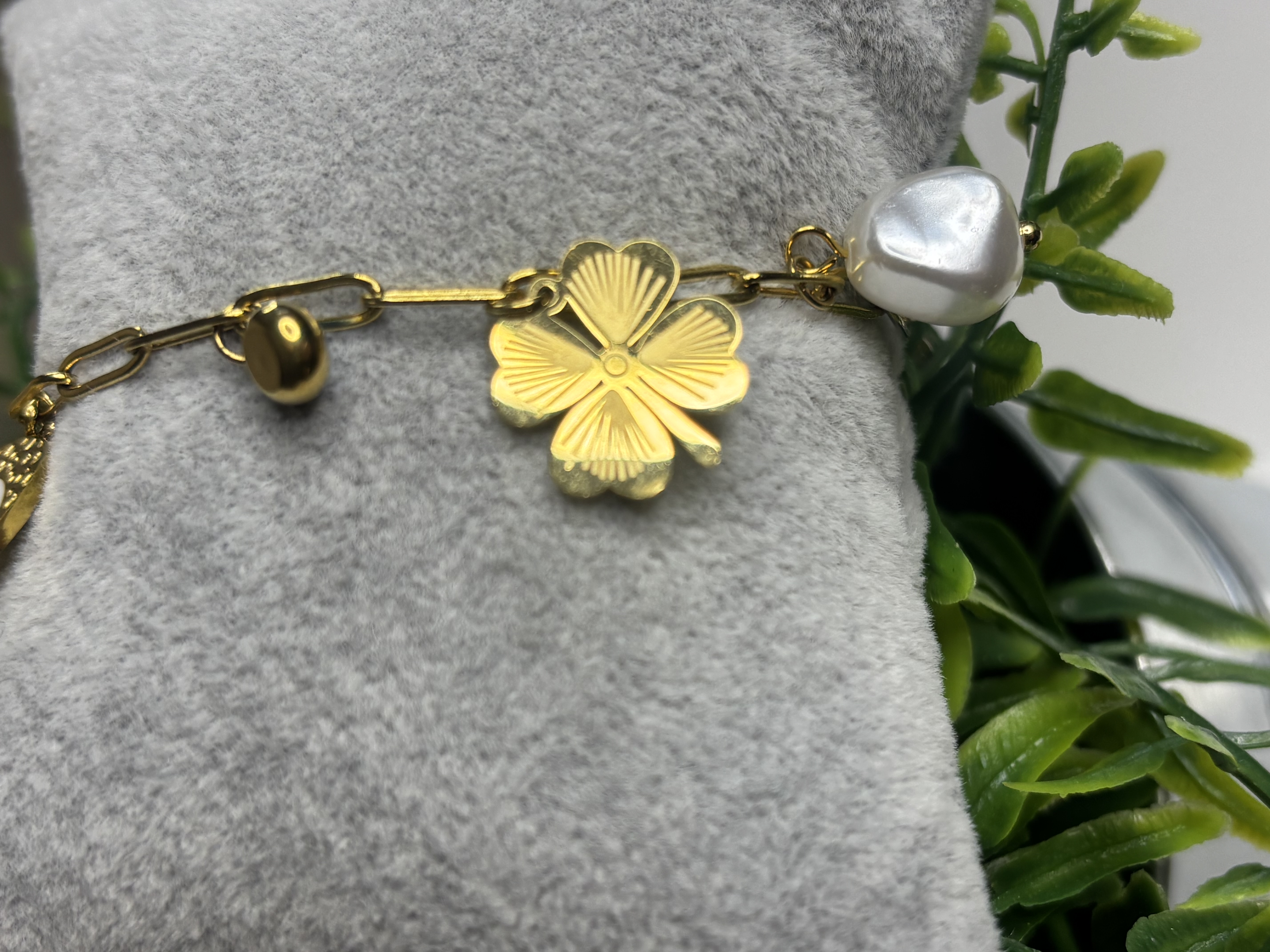 Auksinė apyrankė su pakabukais