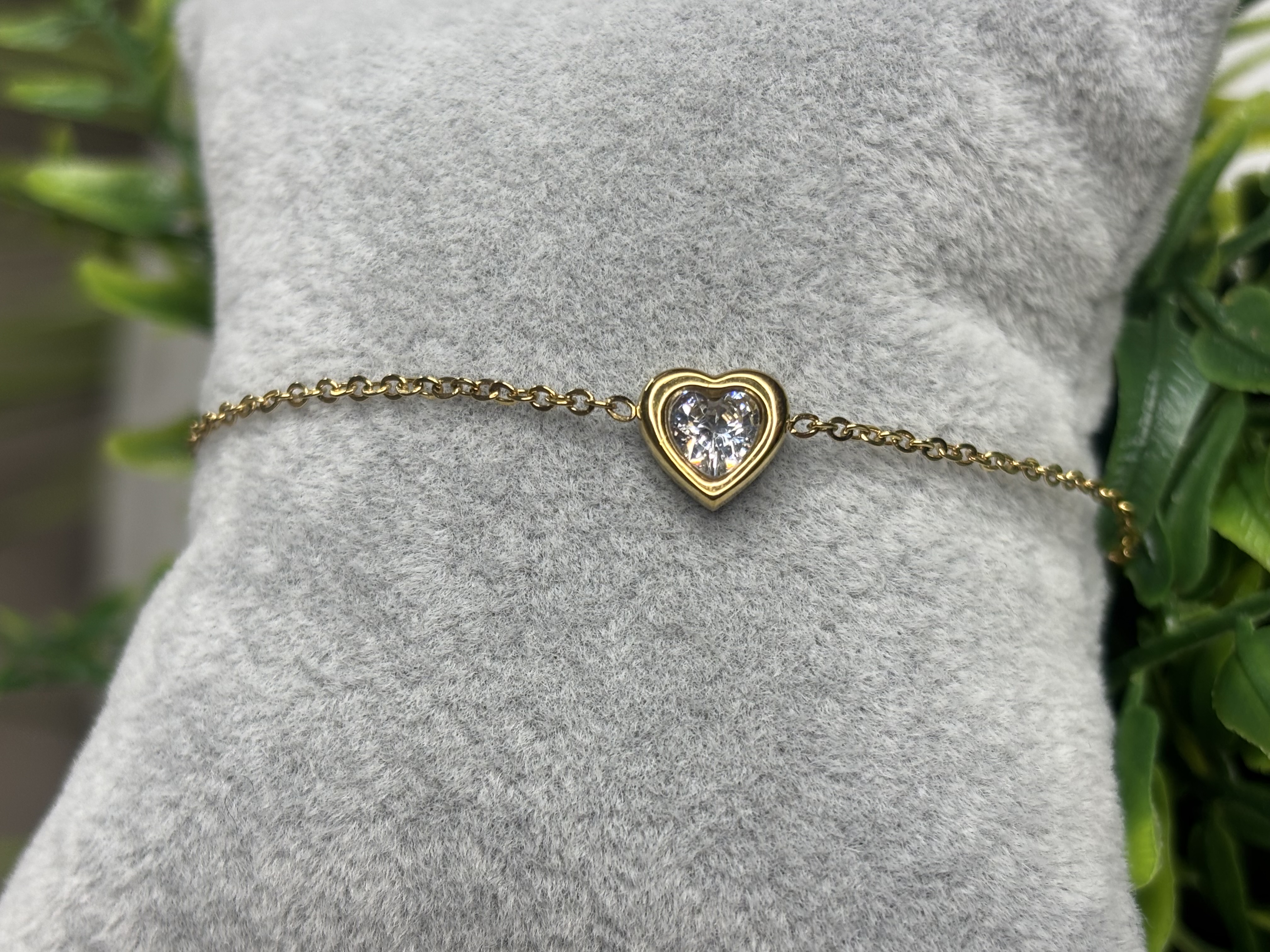 Auksinė apyrankė su širdelės formos pakabuku