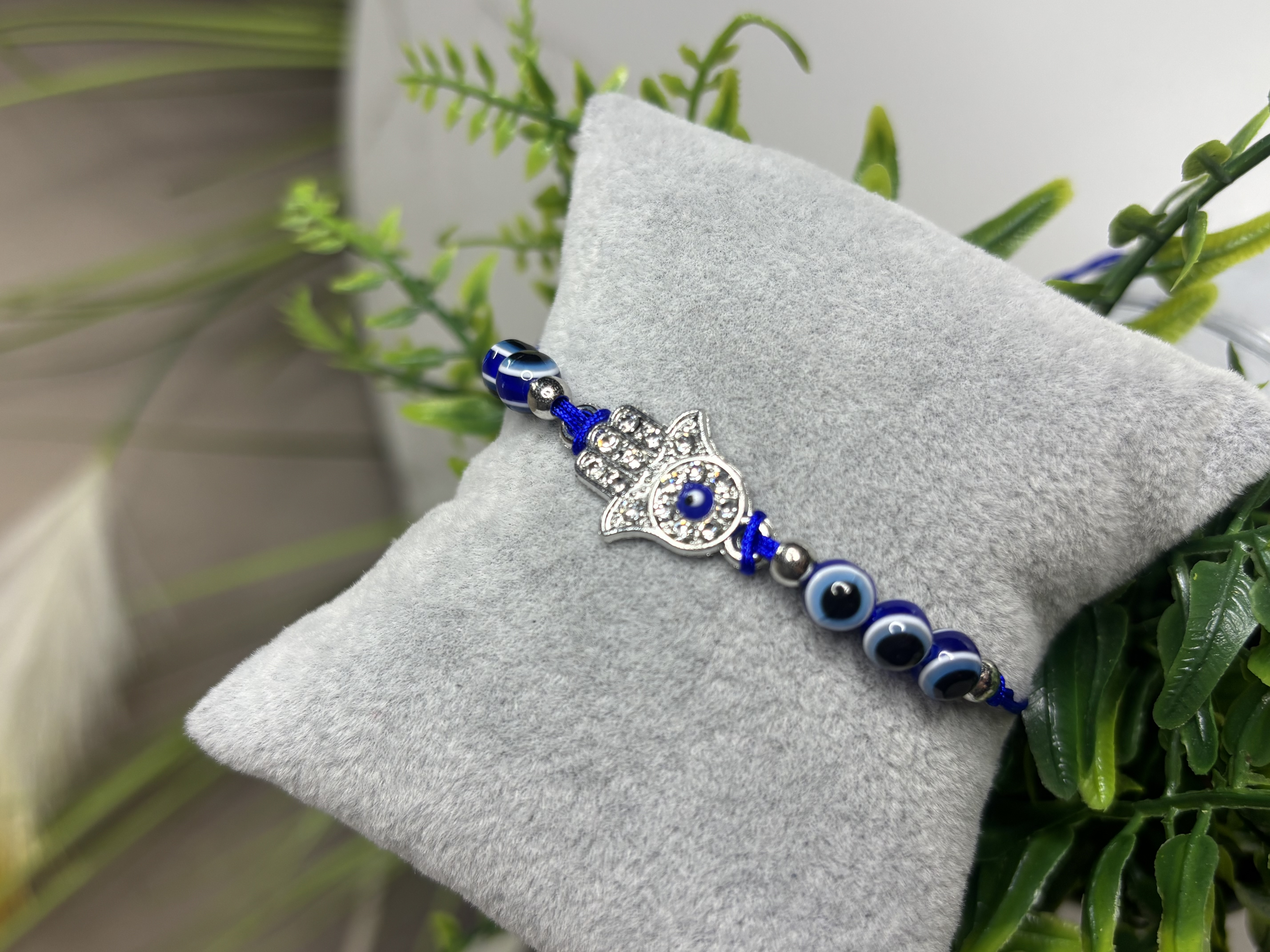 Rankų darbo apyrankė su mėlyna akimi