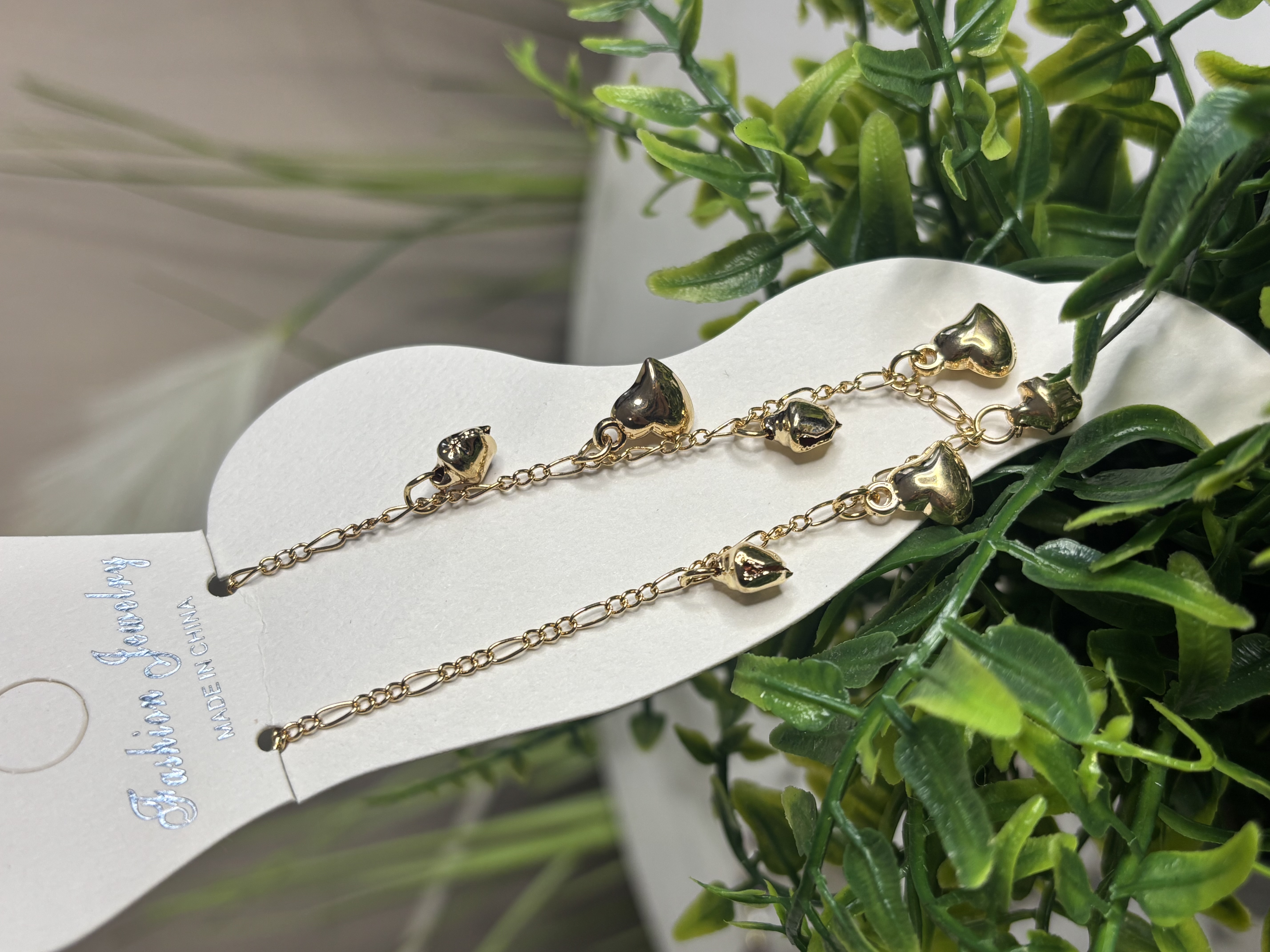 Auksinės širdelės grandinėlė ant kojos 