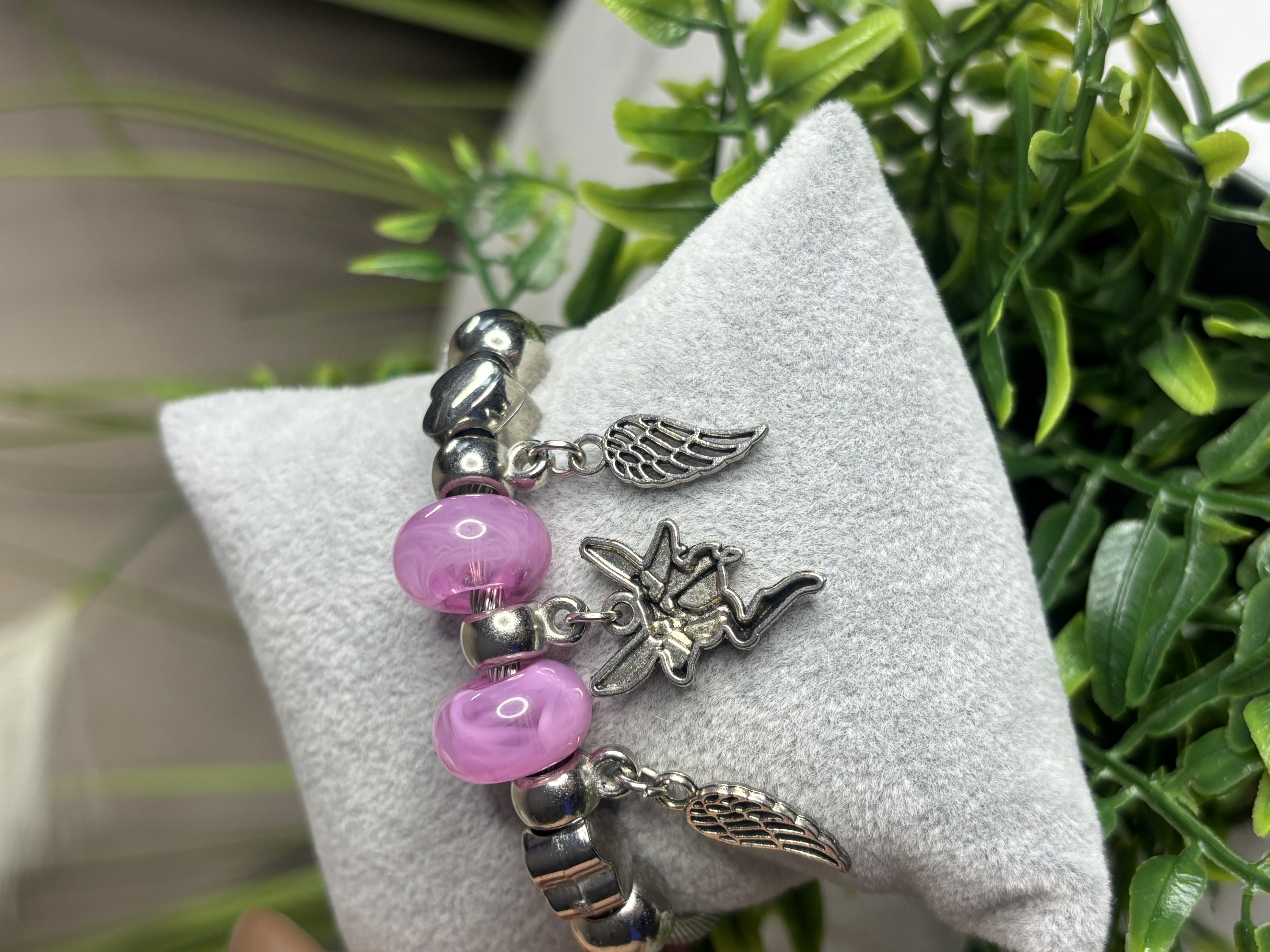 Apyrankė su rožiniais karoliukais ir angelo pakabuku