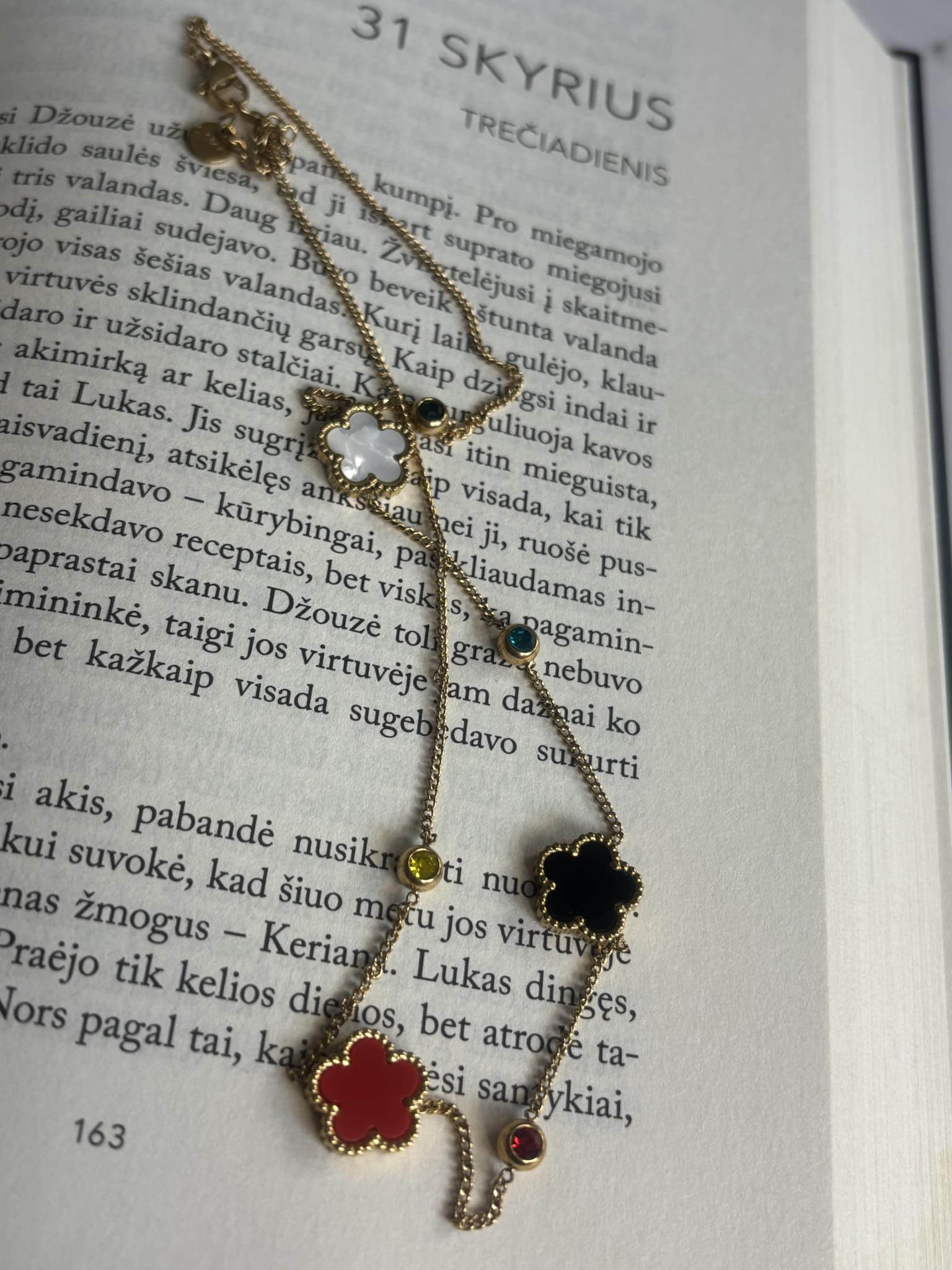 Dobilų formos kaklo papuošalas