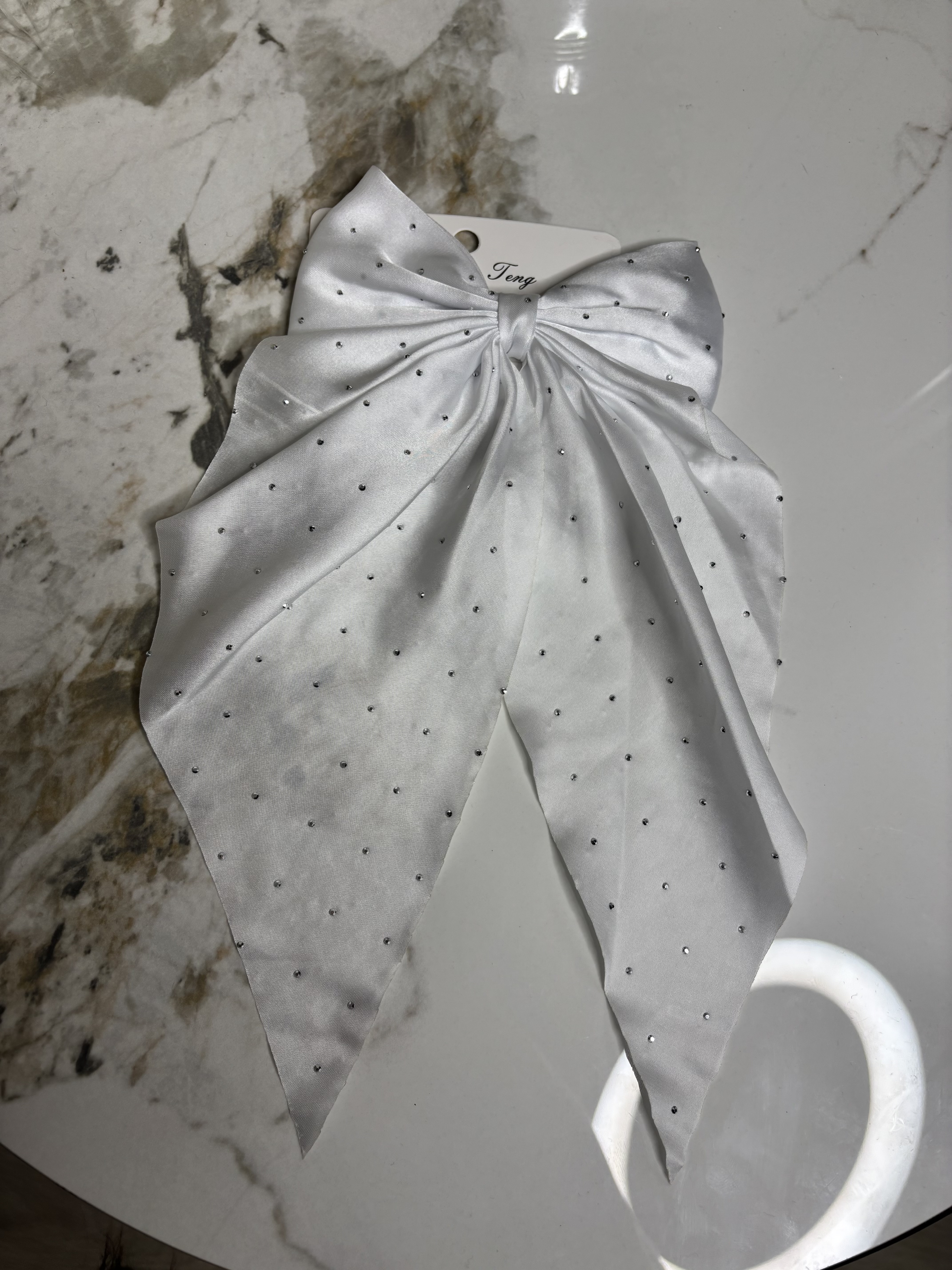 Auksinė kaspino formos segė