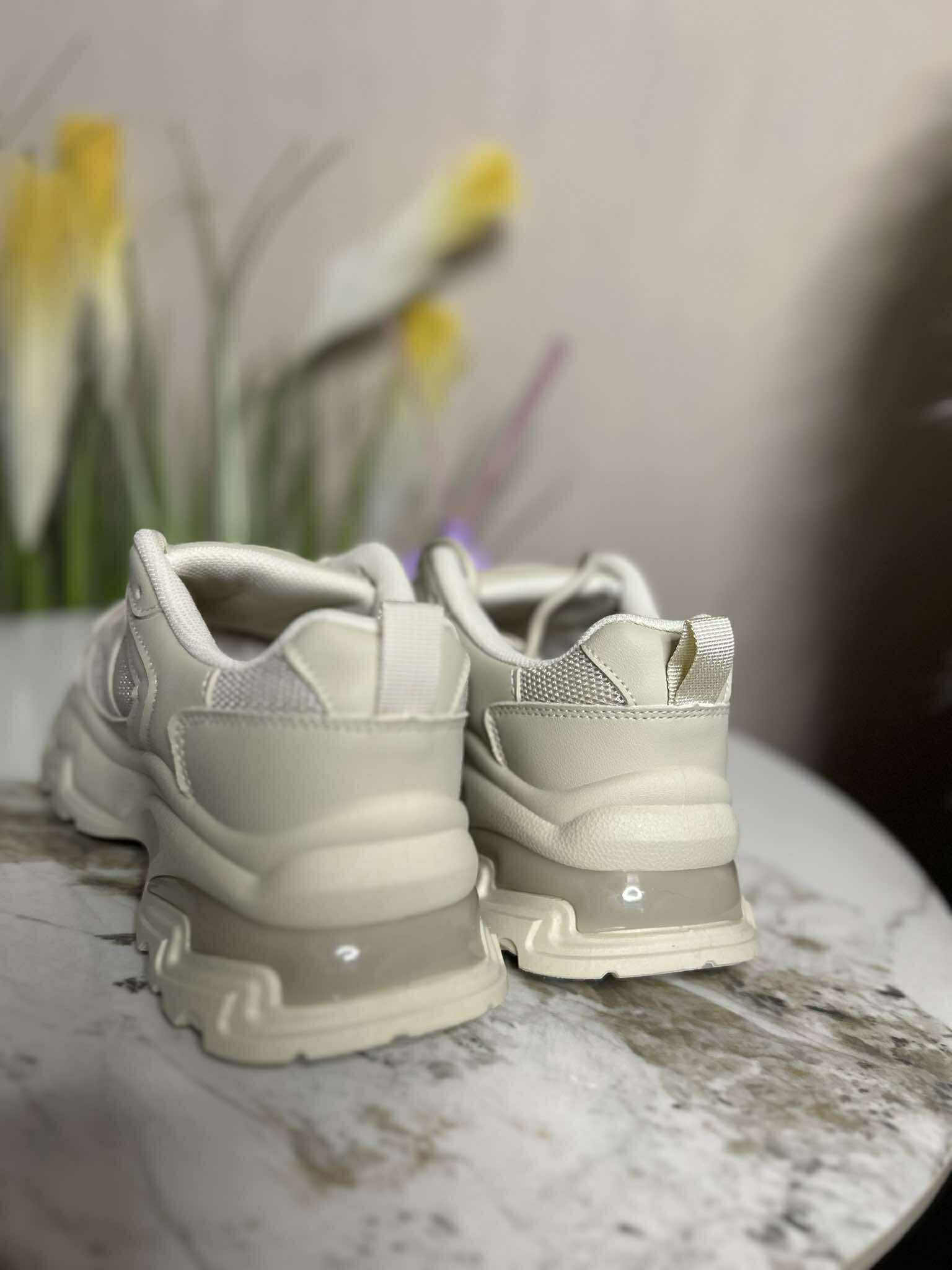 Kreminės spalvos laisvalaikio batai