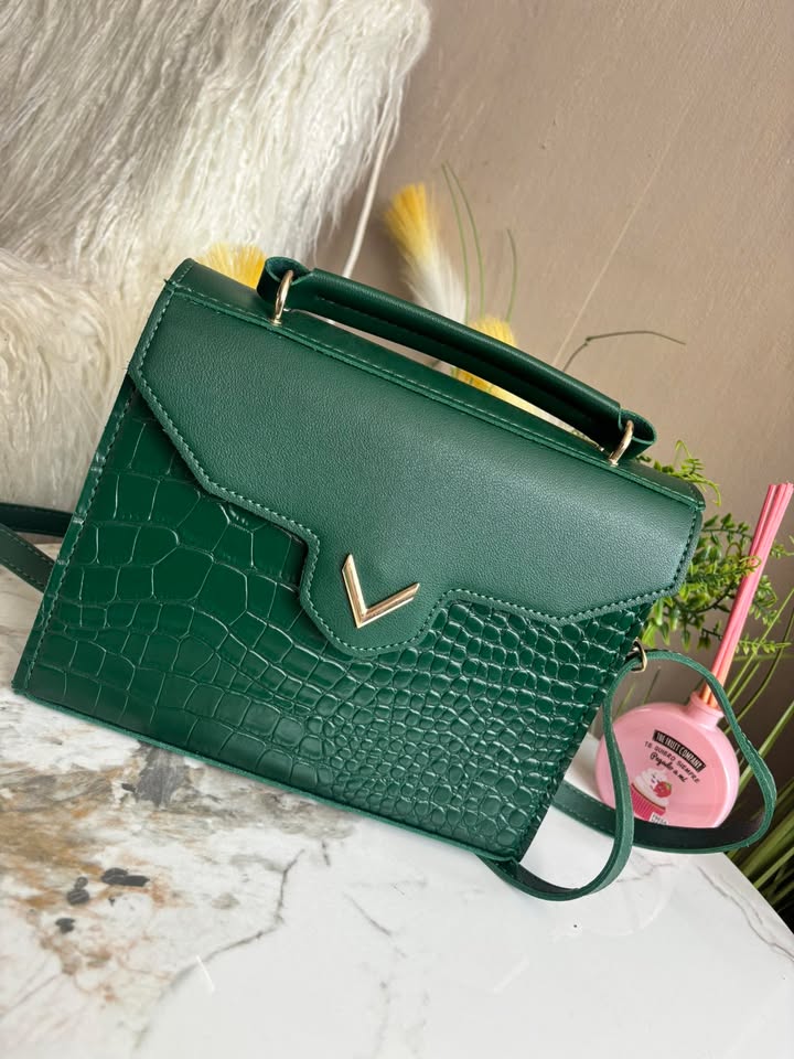Žalia rankinė su krokodilo raštu 