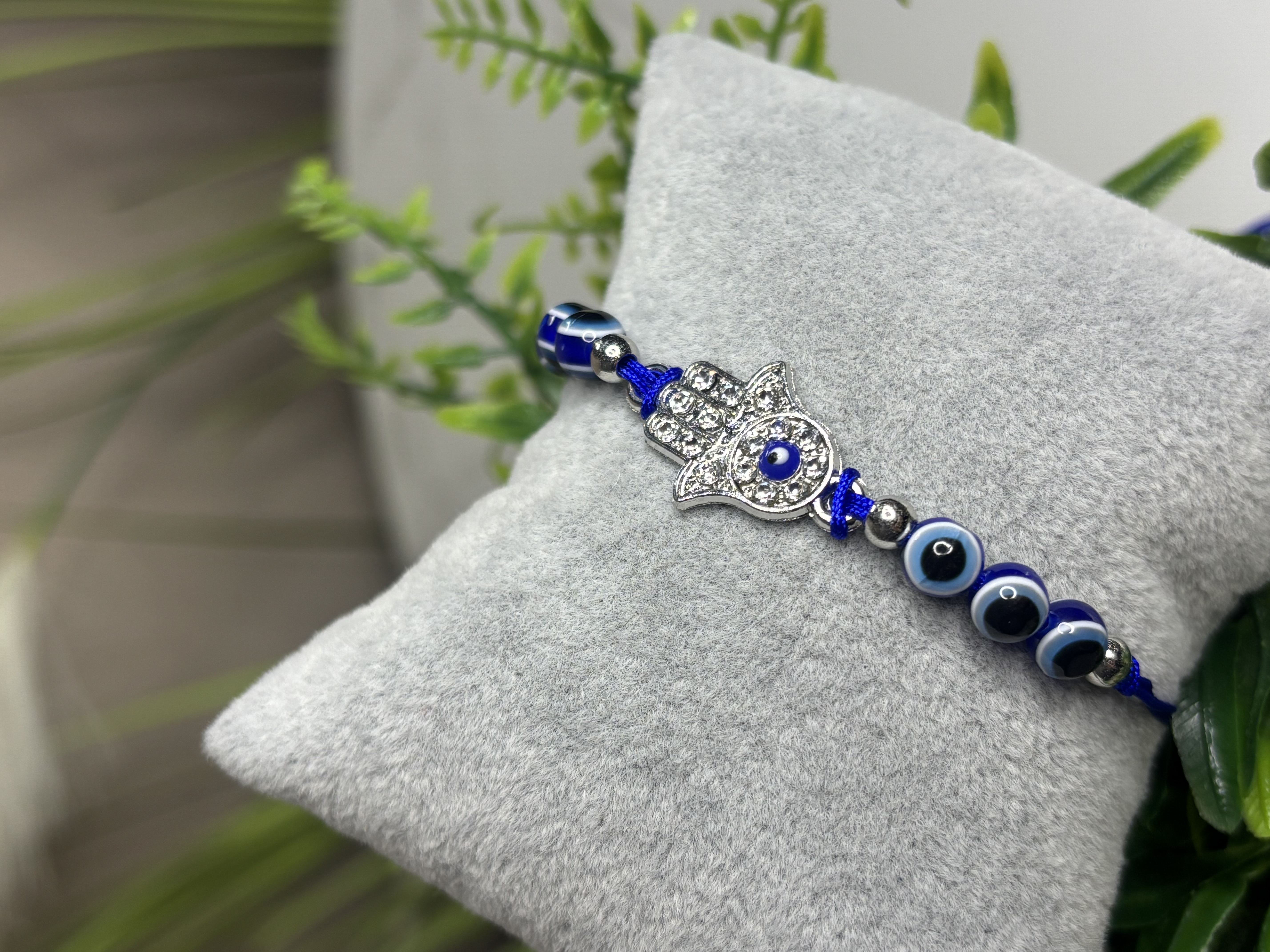 Rankų darbo apyrankė su mėlyna akimi