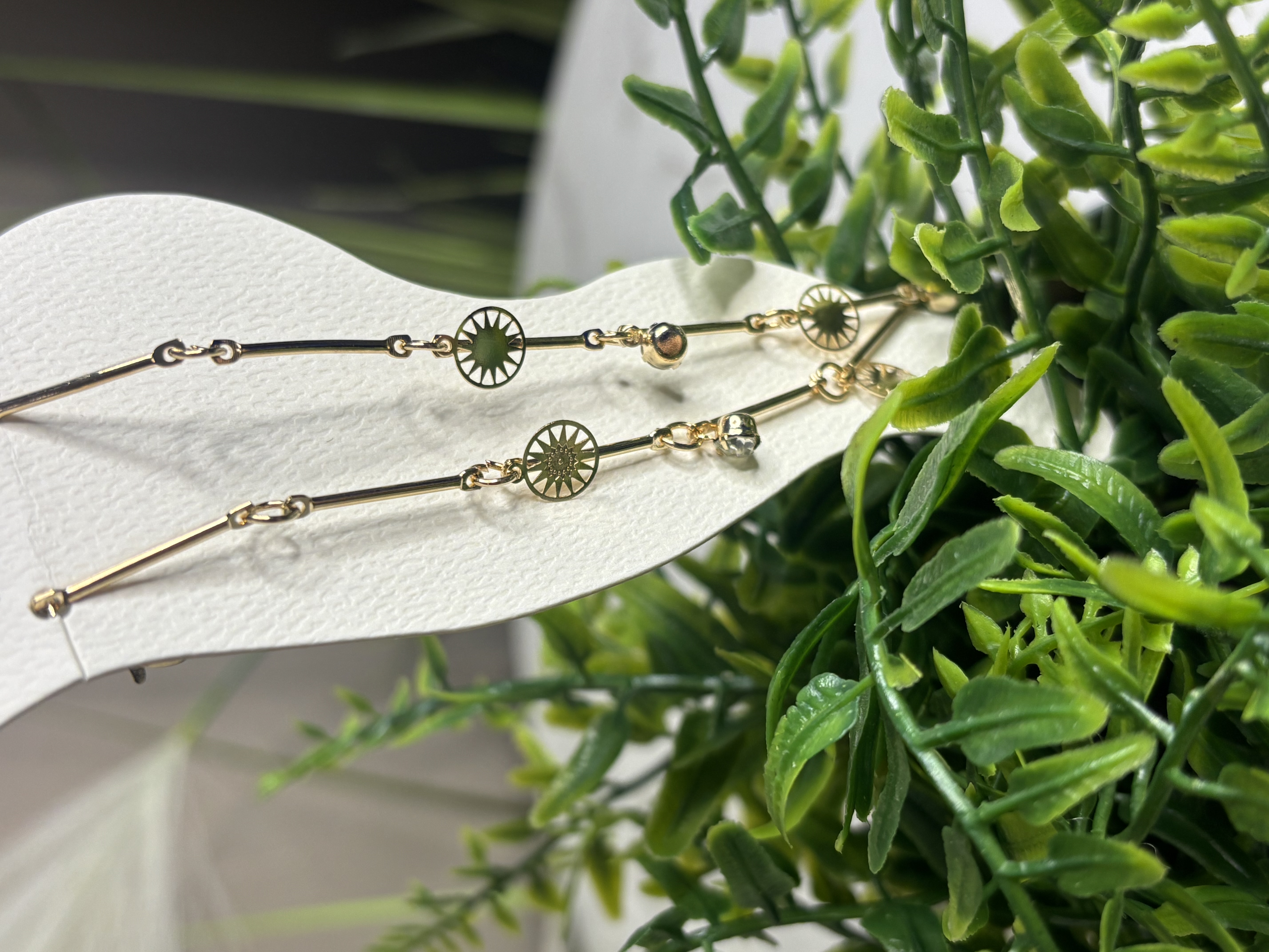 Auksinės spalvos grandinele ant koju