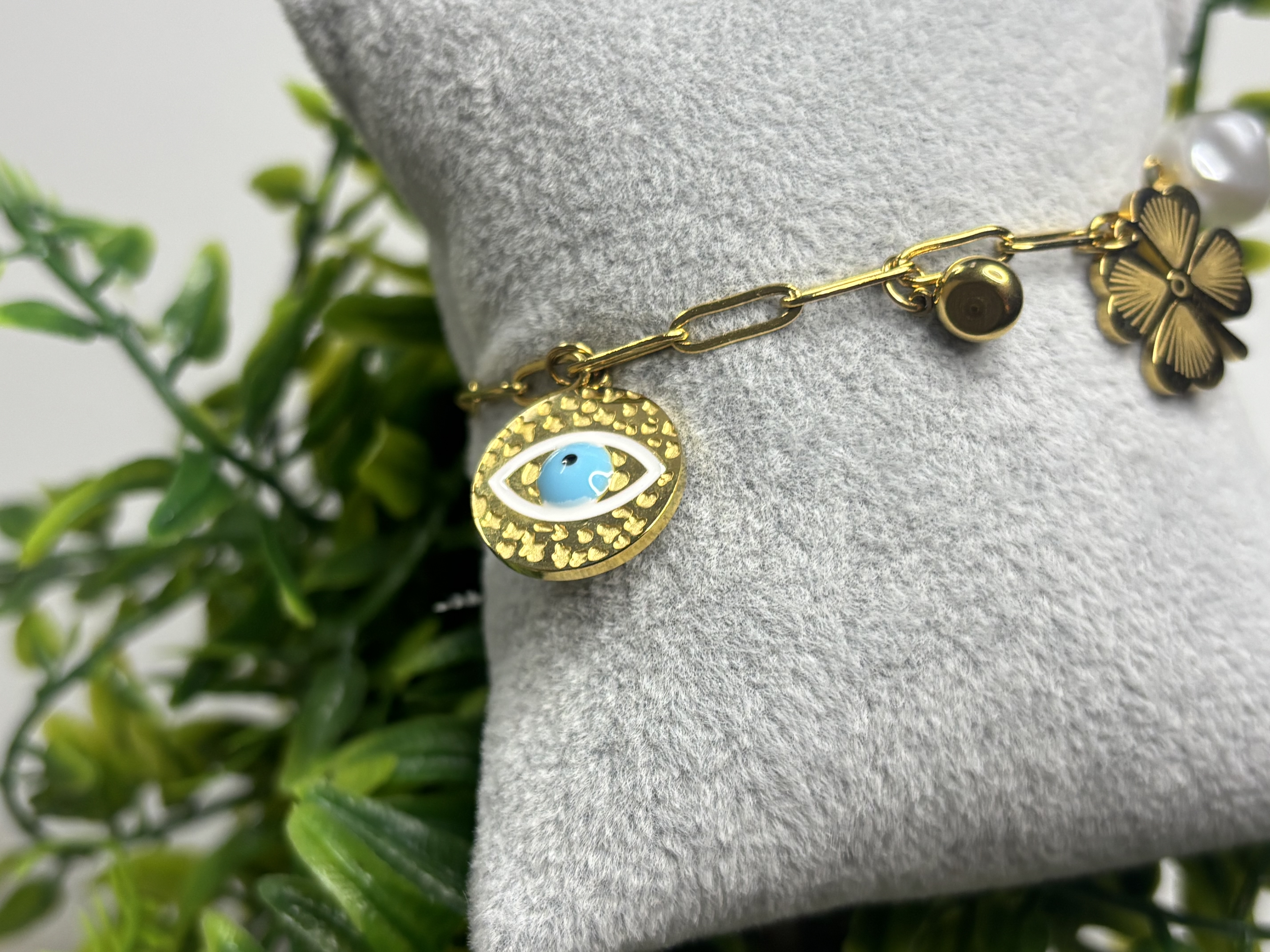 Auksinė apyrankė su pakabukais