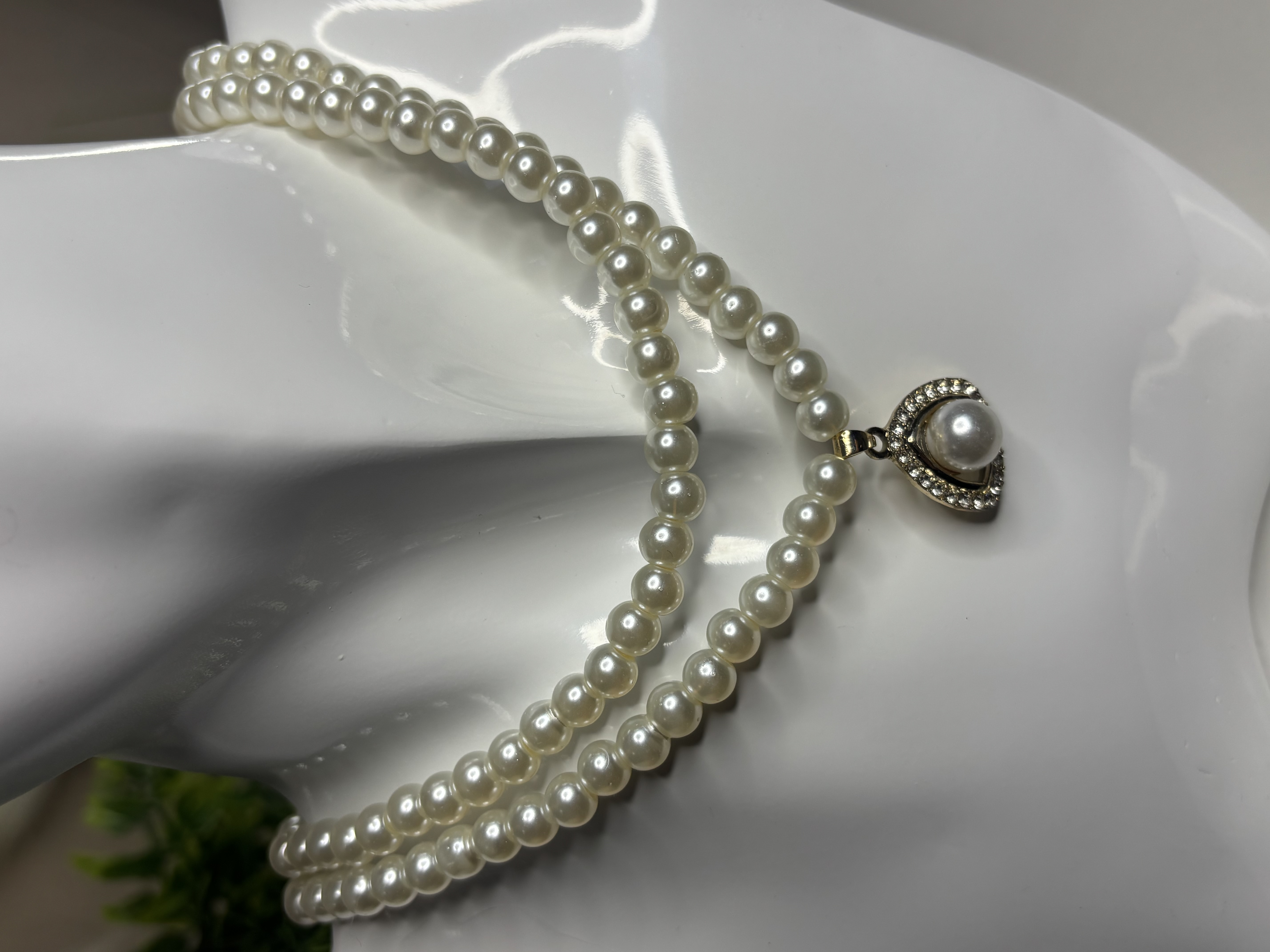 Perlų vėrinys ir auskarai