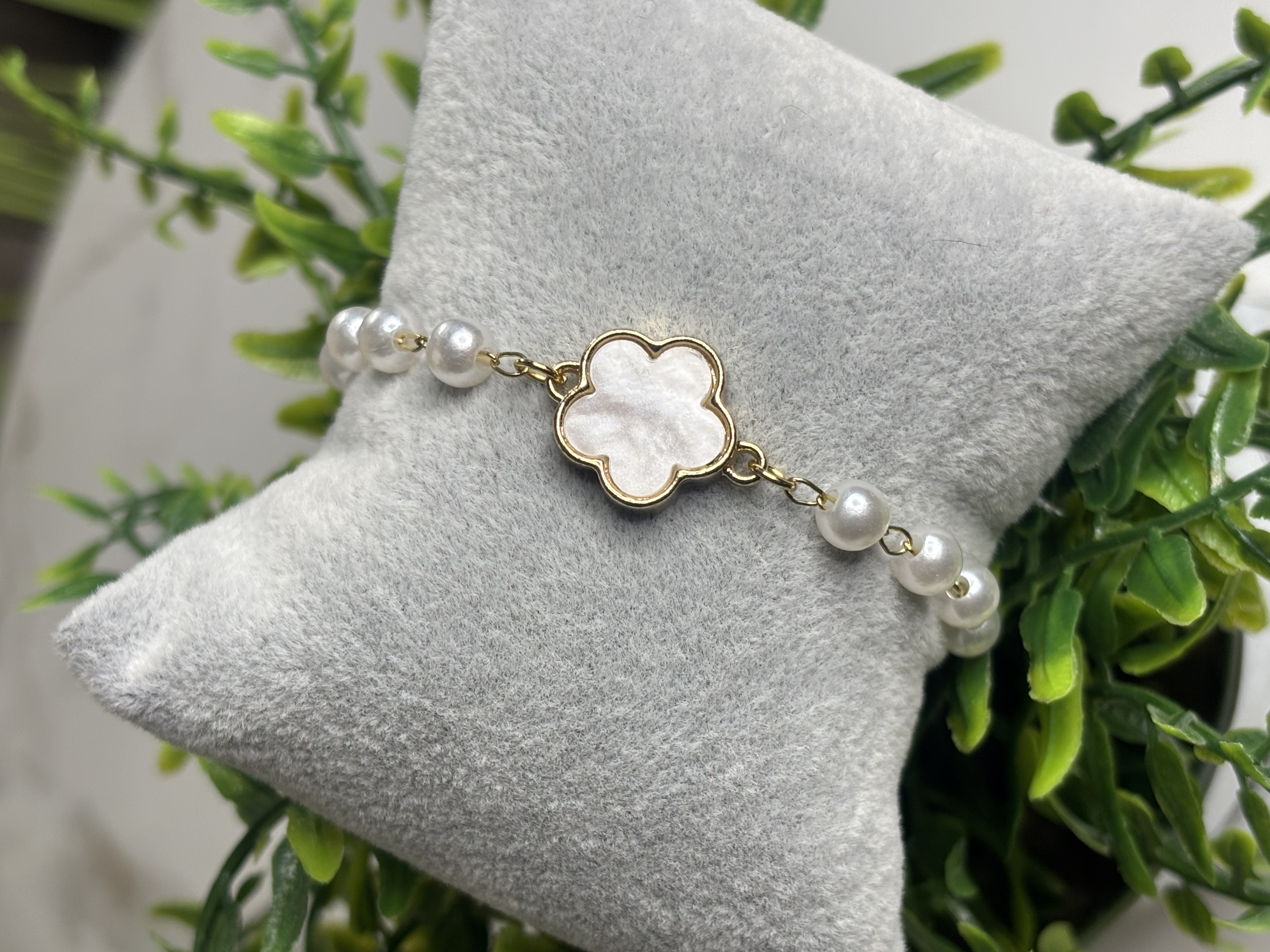 Auksinė apyrankė su perlais