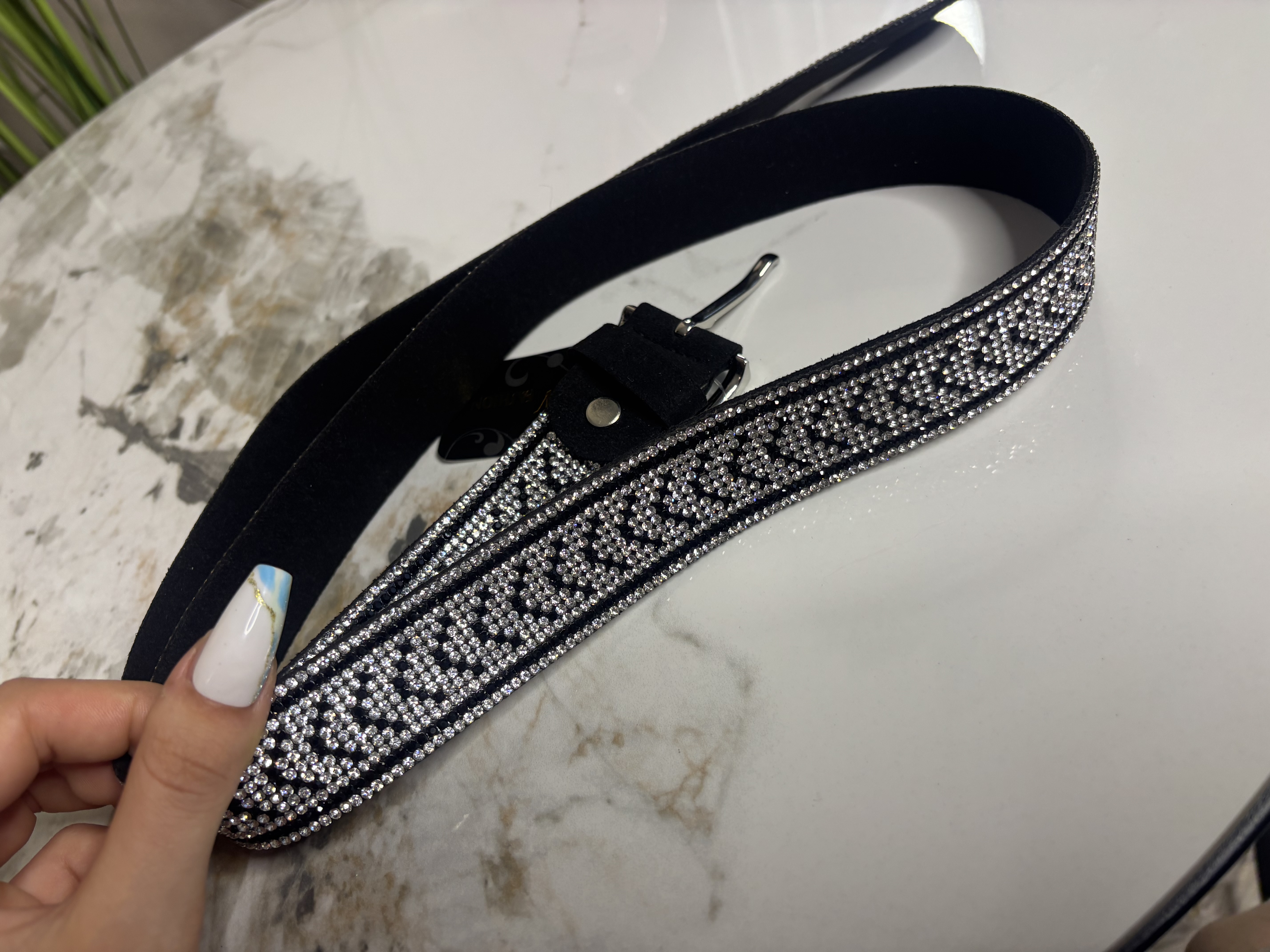 Juodas blizgus diržas