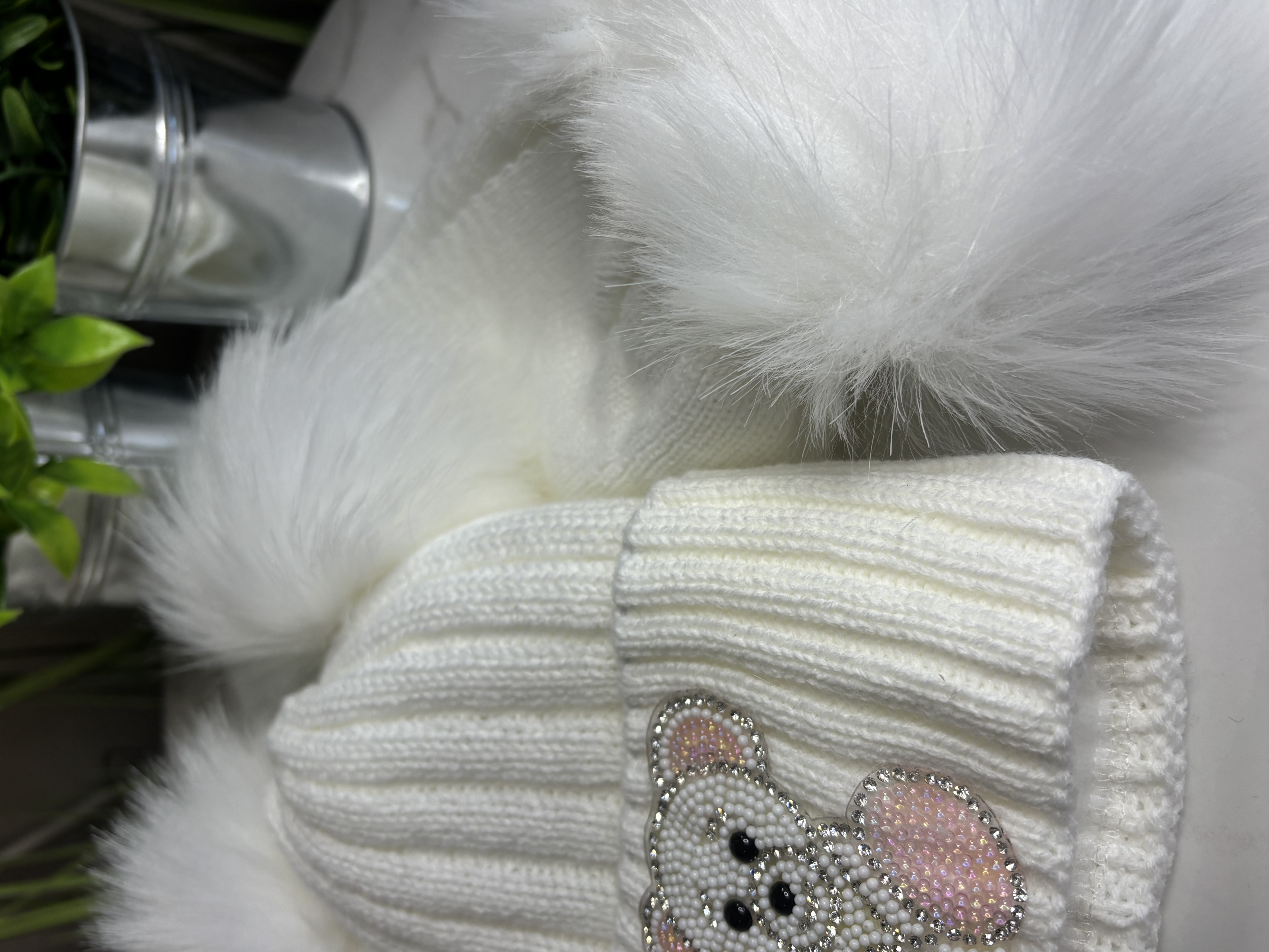 Balta vaikų žieminė kepurė su šaliku