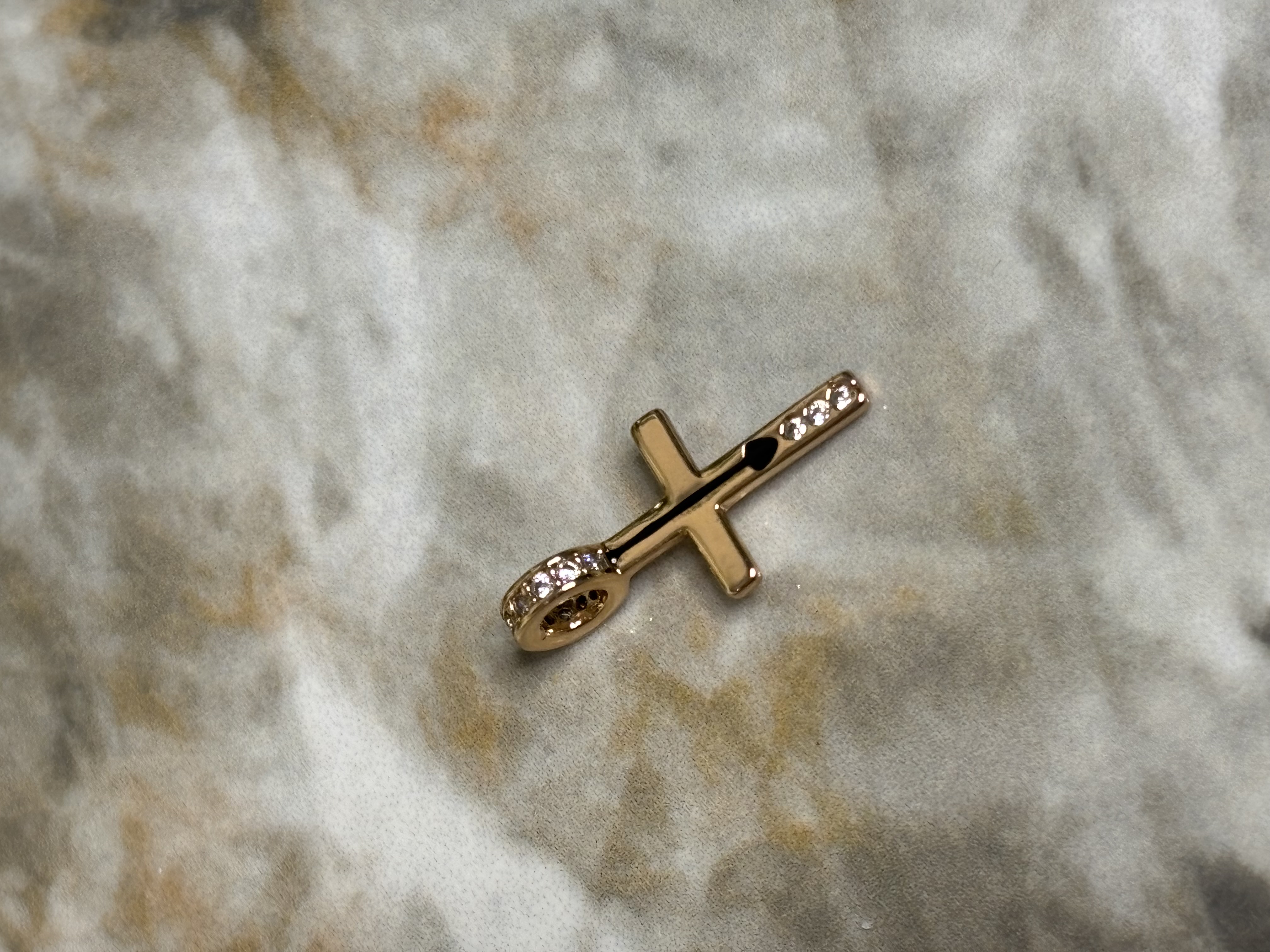 Auksinis kryželis su akmenimis