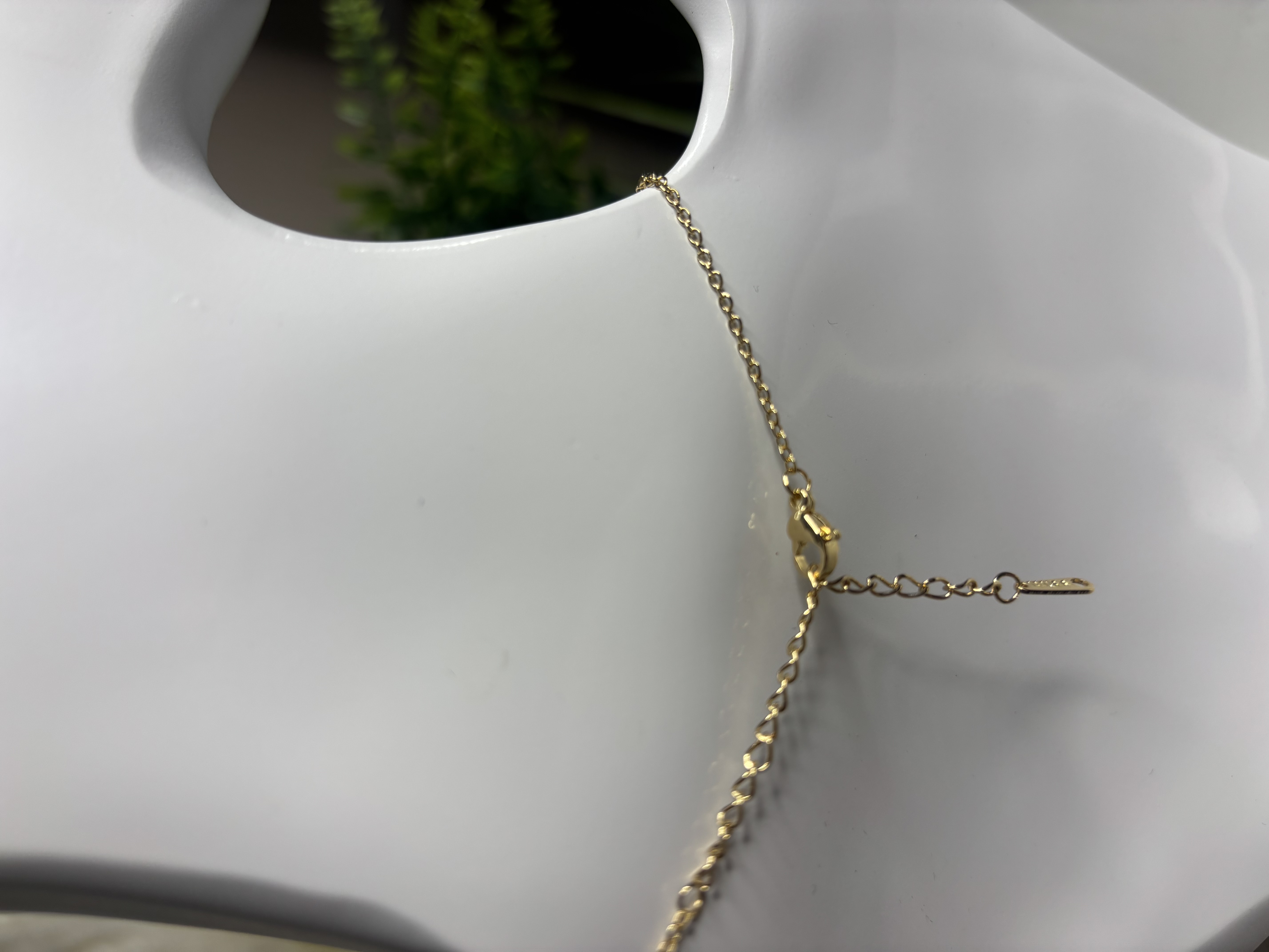 Auksinė grandinėlė su juodu pakabuku