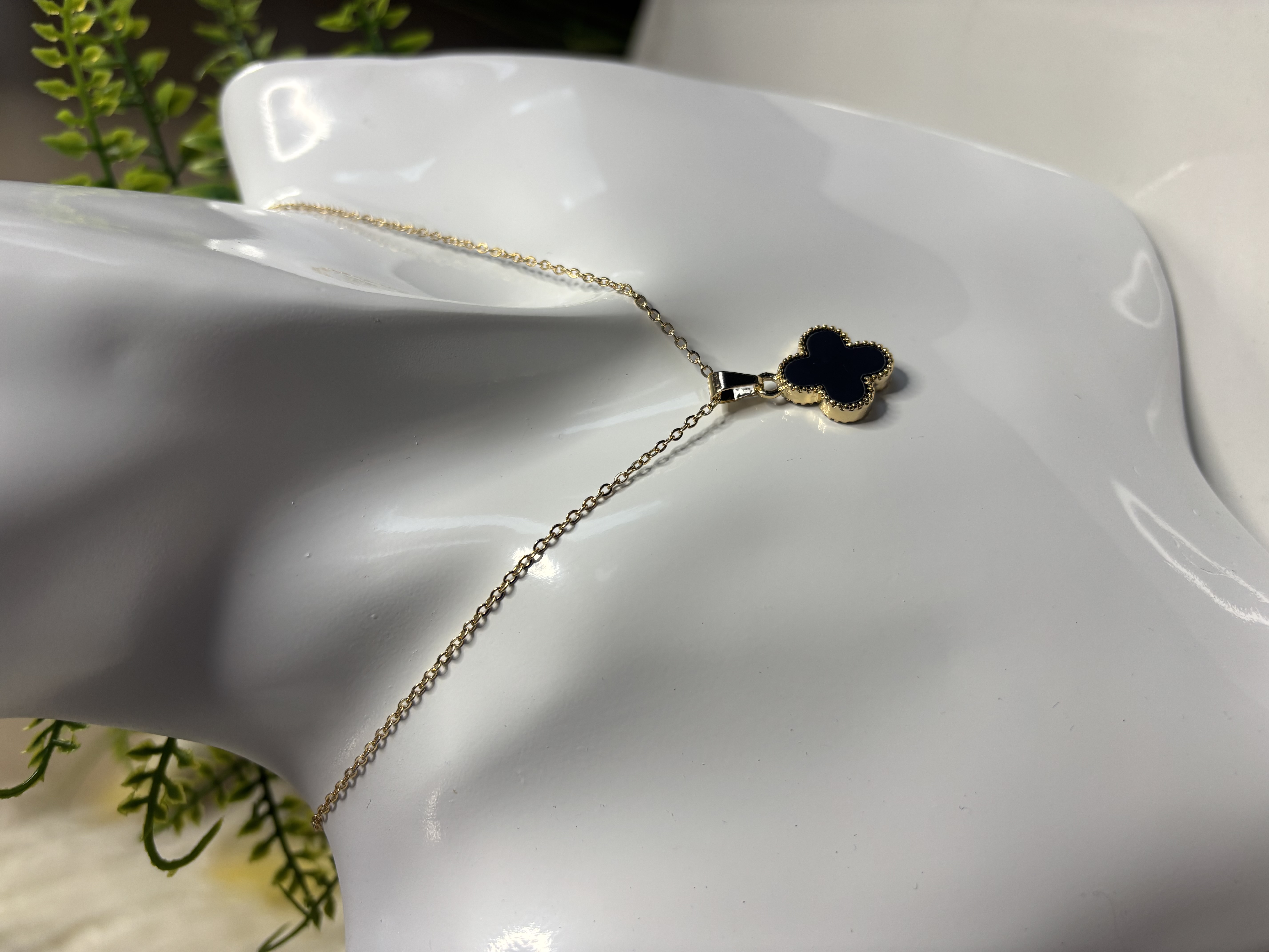 Auksinė grandinėlė su juodu dobilu