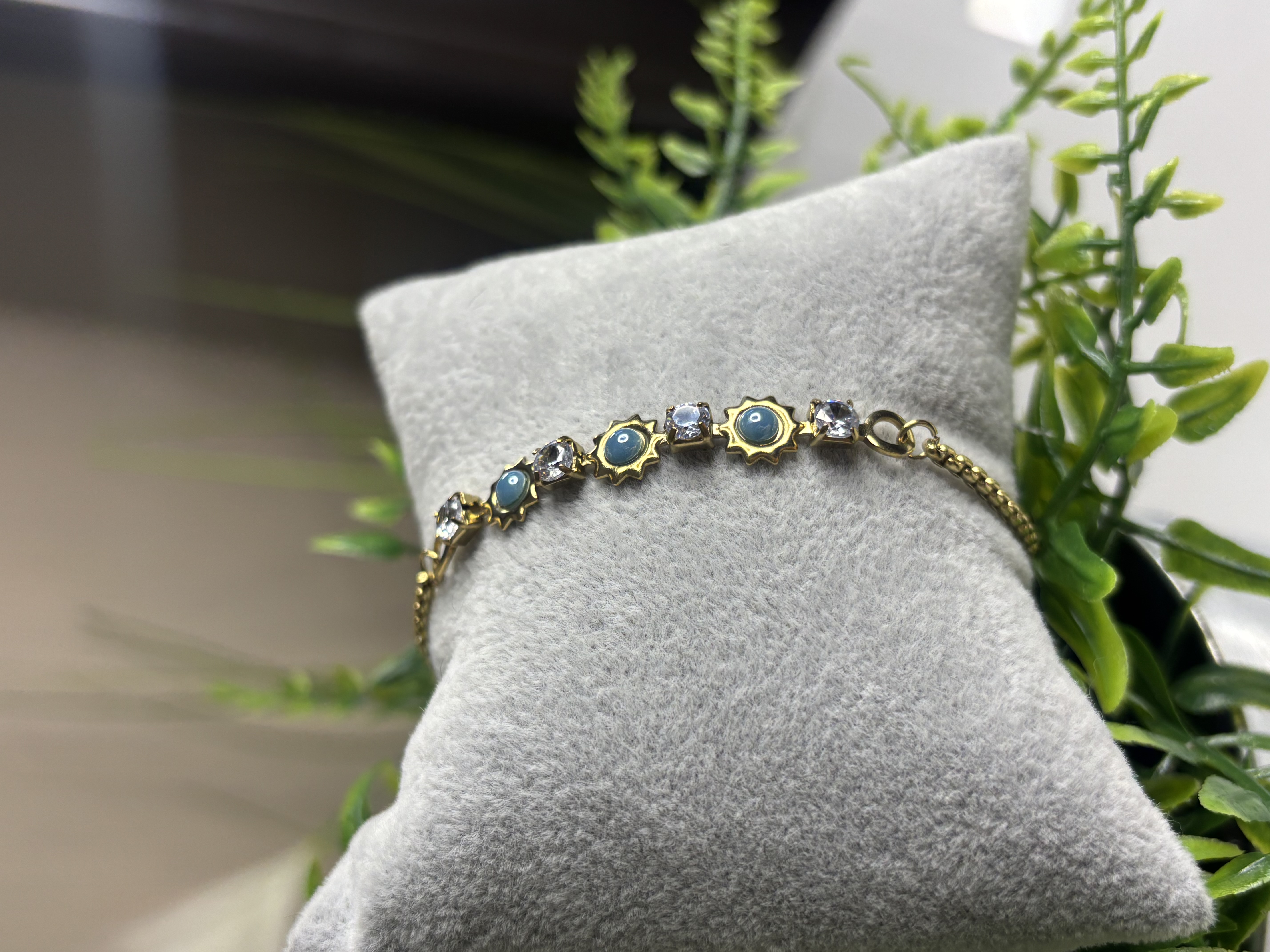 Auksinė apyrankė su akmenimis