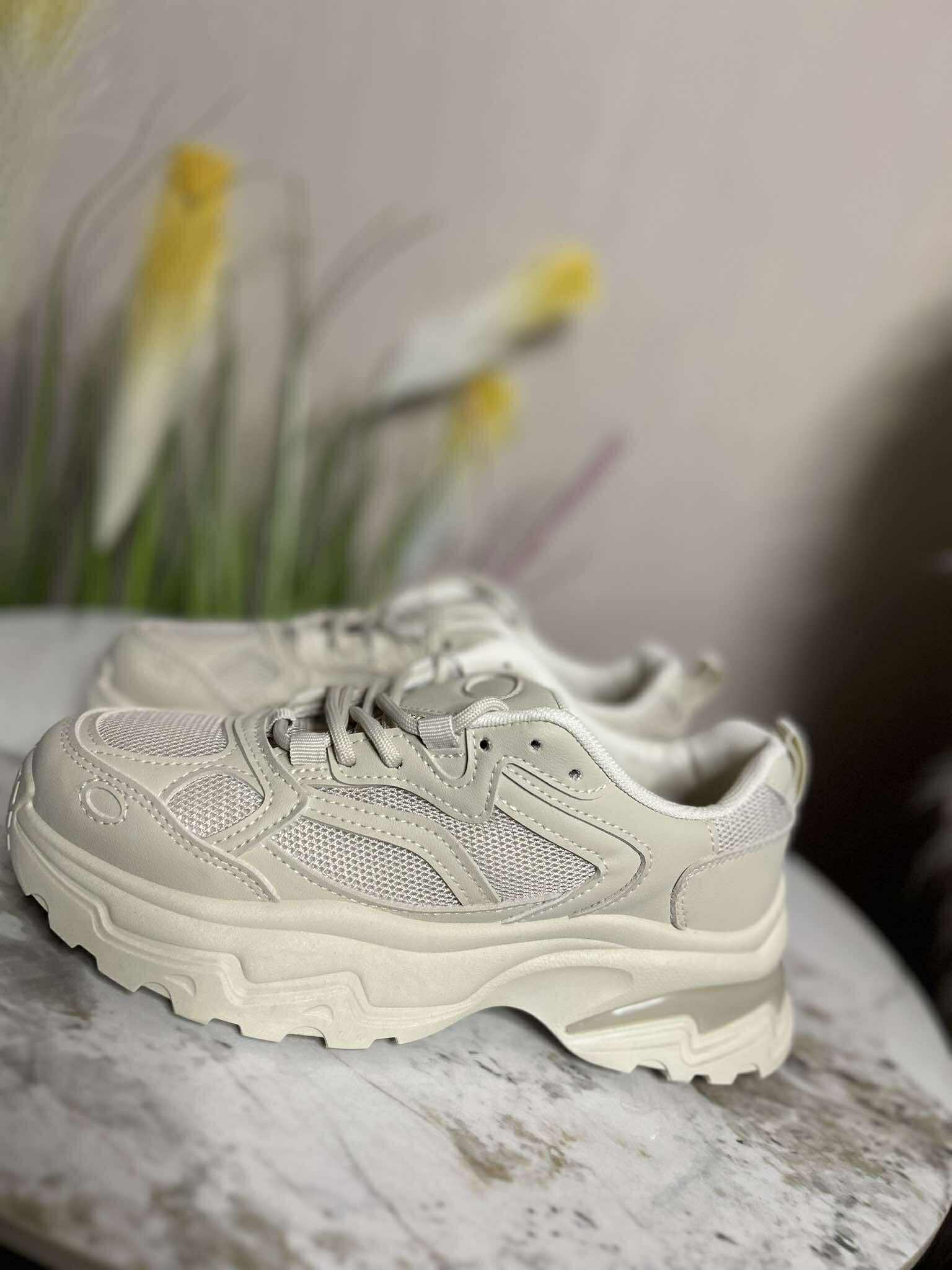 Kreminės spalvos laisvalaikio batai