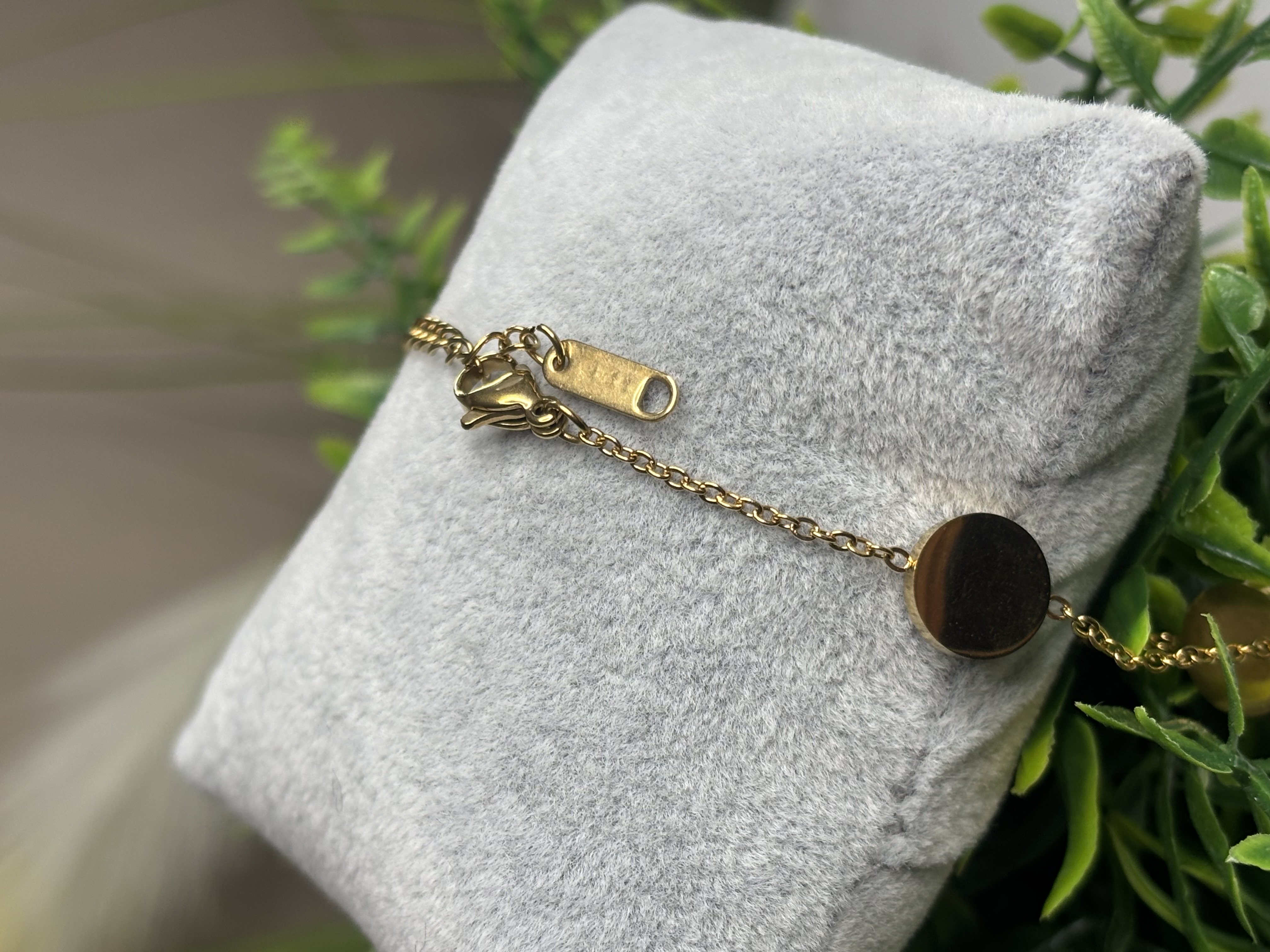 Auksinė apyrankė su juodais akcentais