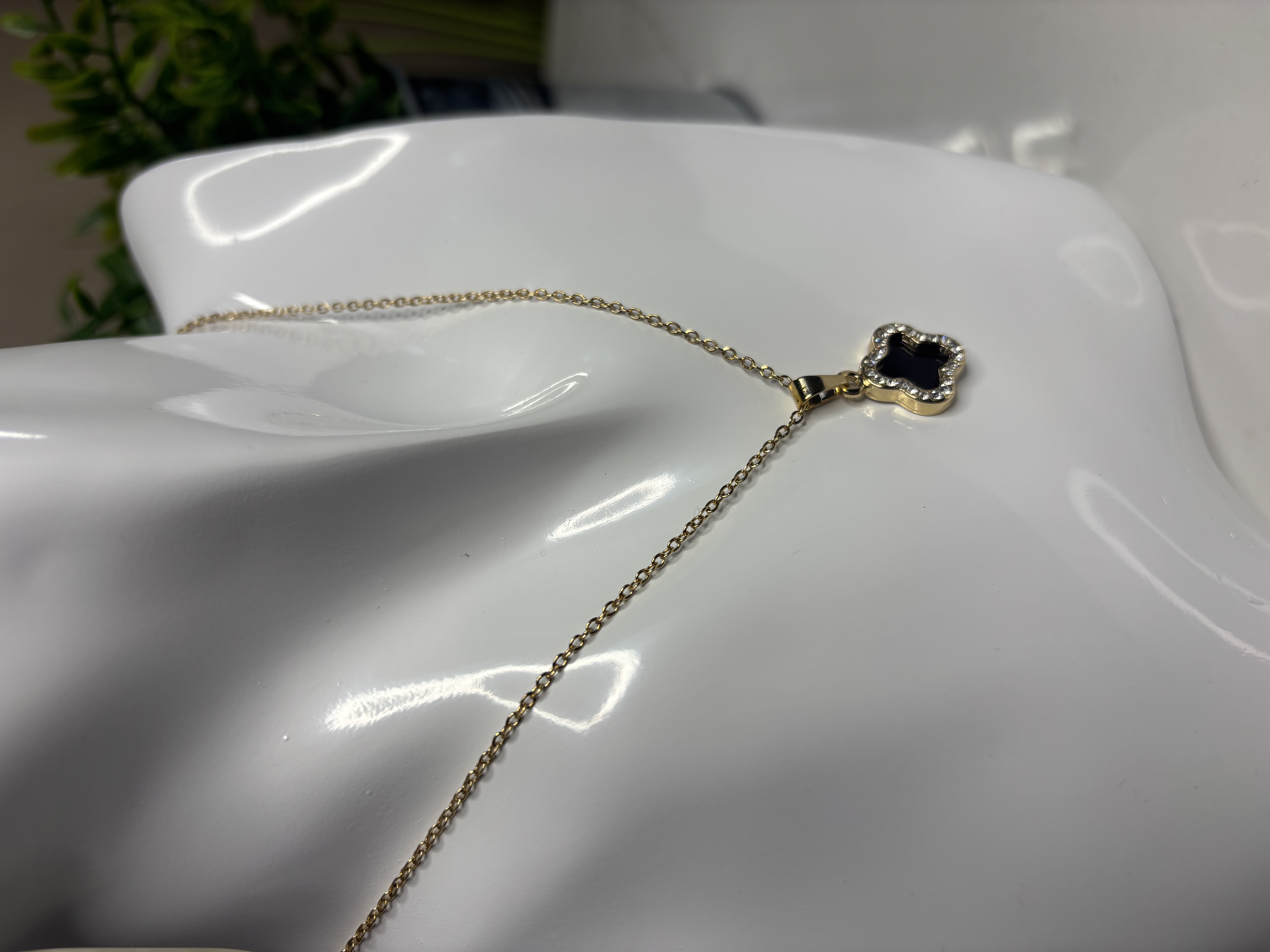 Auksinė grandinėlė su juodu pakabuku