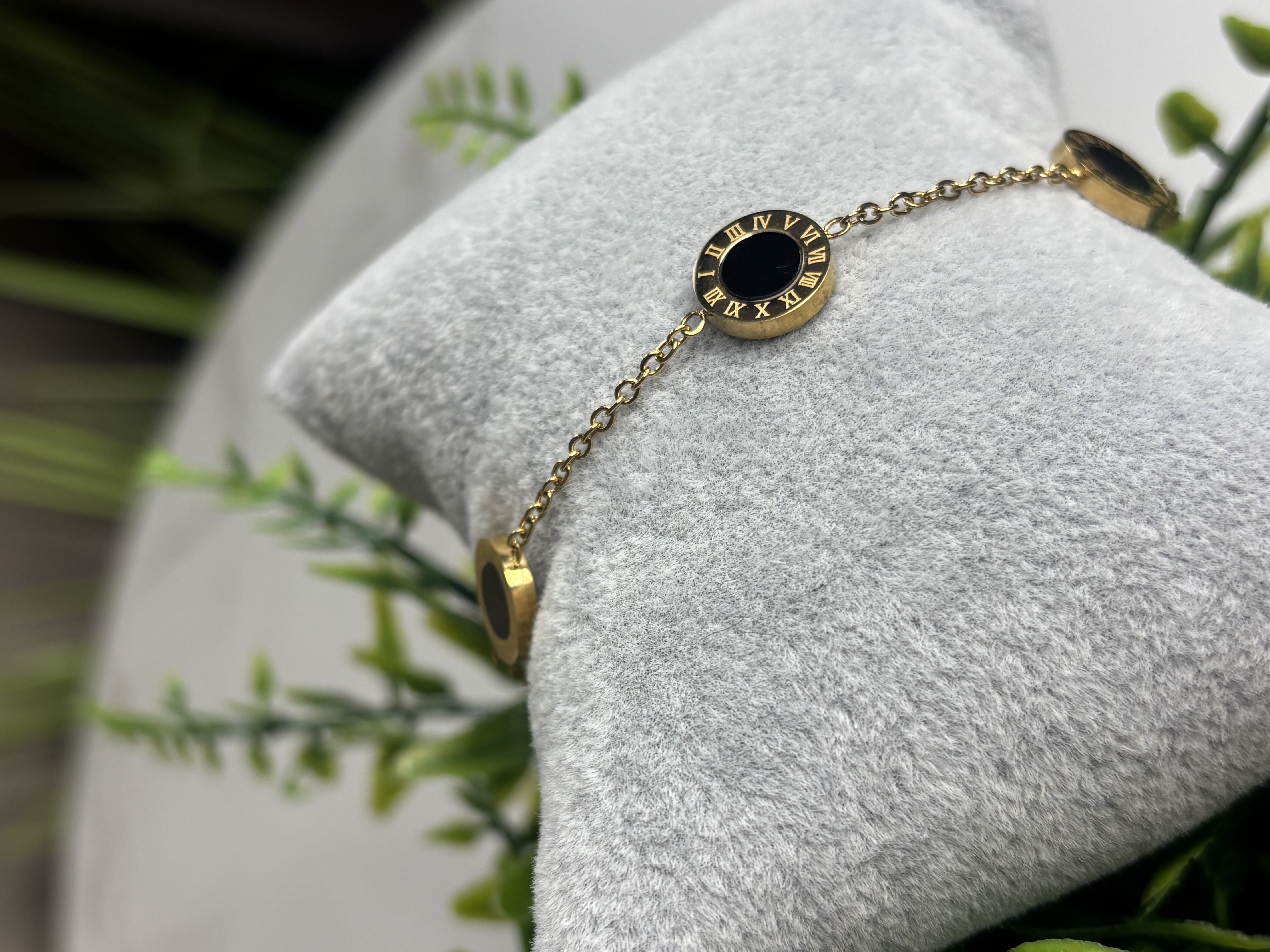 Auksinė apyrankė su juodais akcentais